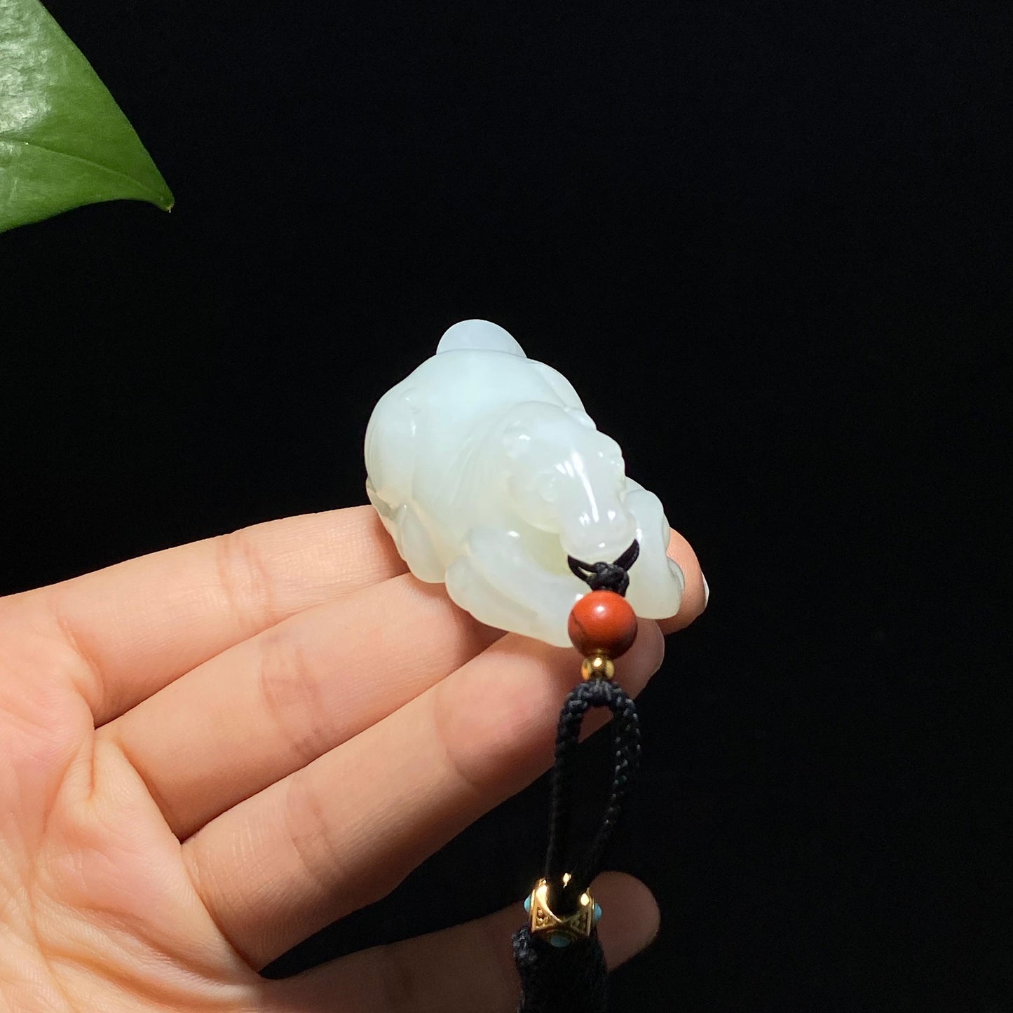 高品质和田玉山料马到成功挂件(50.6g)