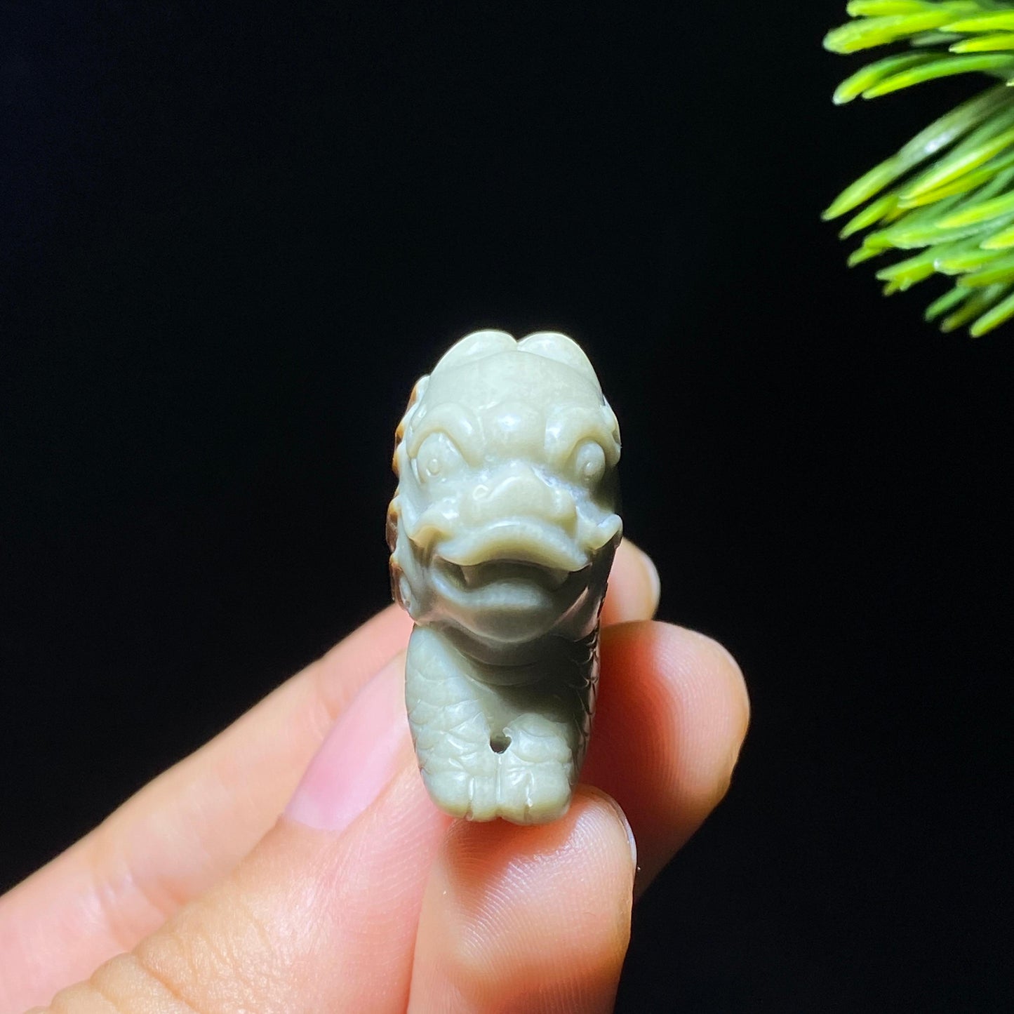 和田玉籽料沙枣青带糖麒麟(16.3g)