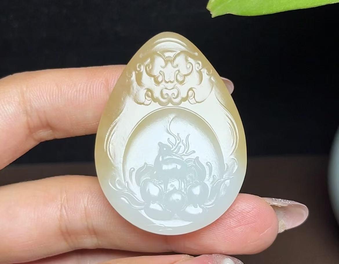 新疆和田玉且末糖白羊脂玉一路守护(20.5g)