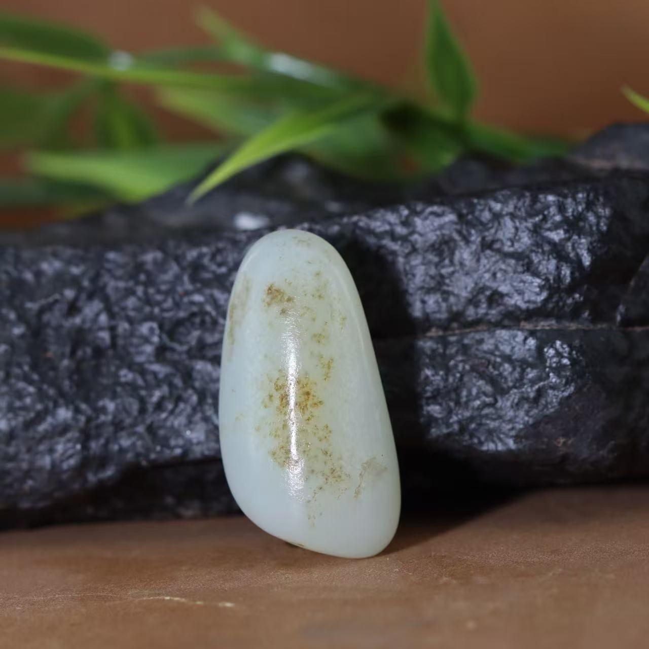 和田玉籽料原石(11.4g)