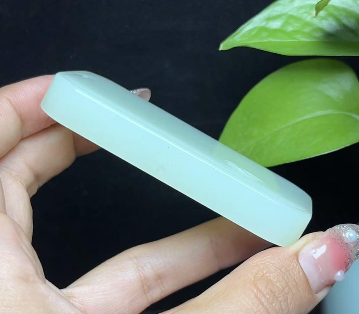 新疆和田玉且末料带翠色平安无事牌挂件(95.6g)