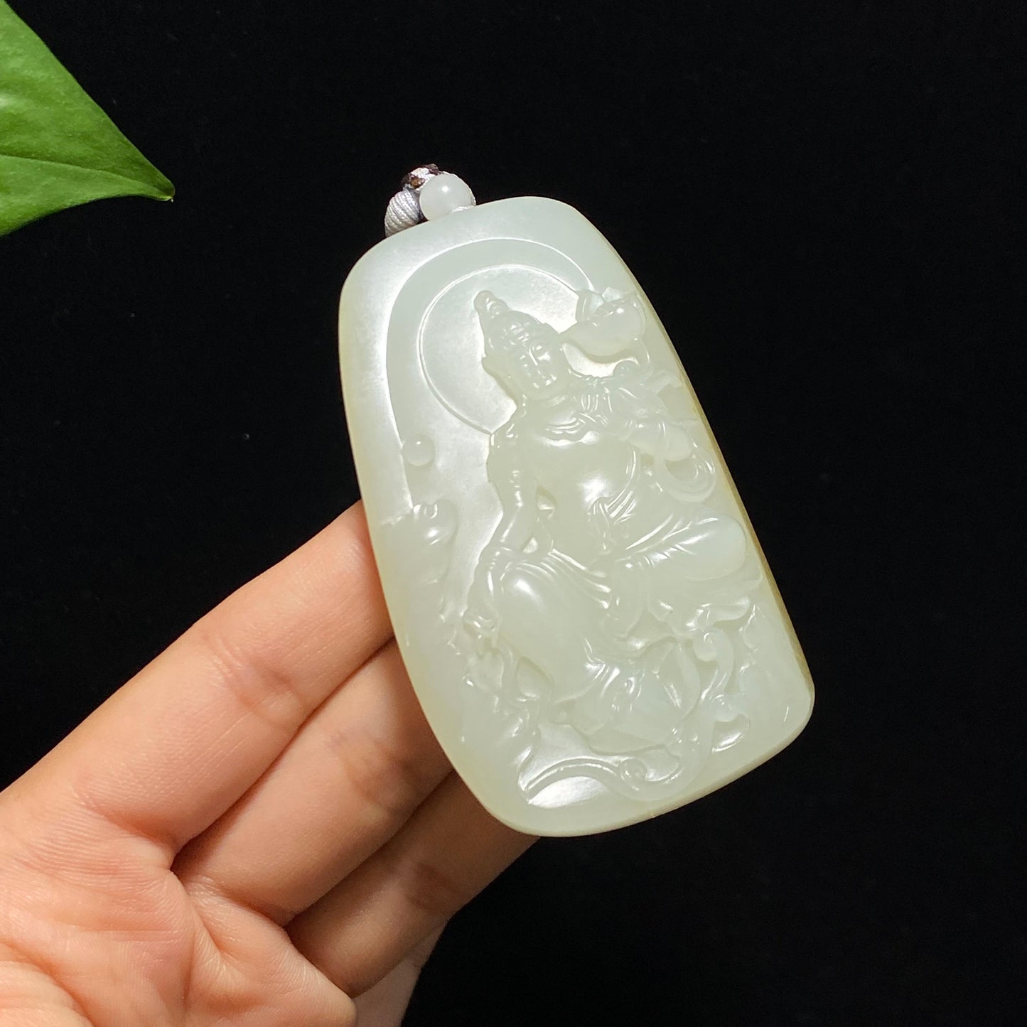 新疆和田玉籽料洒金皮观音牌(83.7g)