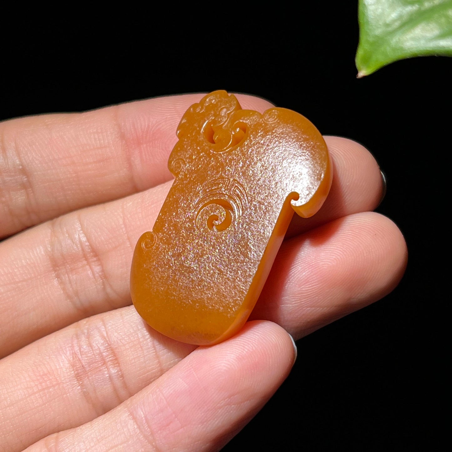 和田玉籽料黄沁府上有龙挂件(10.1g)