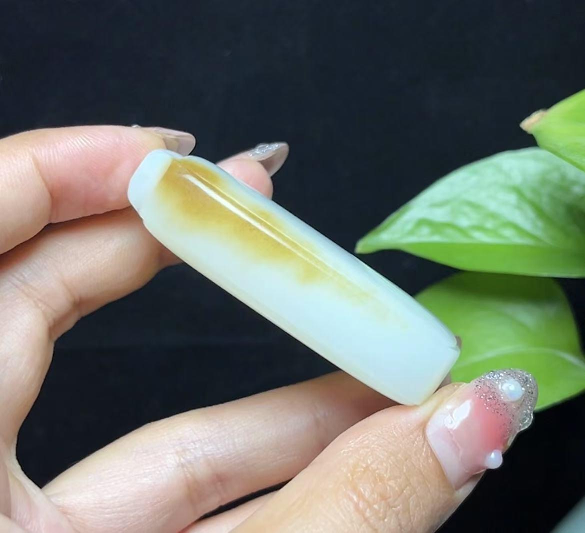 和田玉且末糖羊脂玉平安无事牌(63.3g)