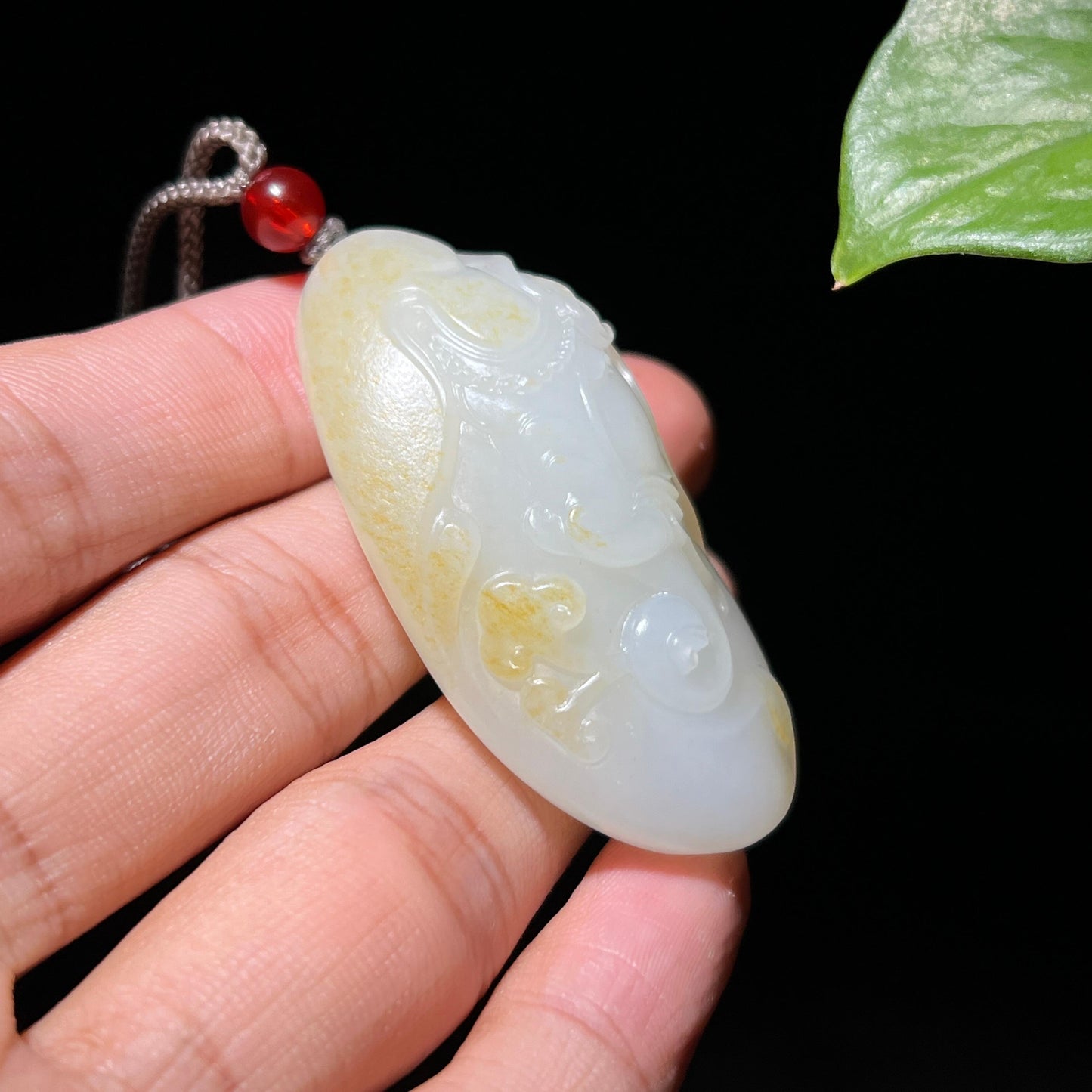 和田玉籽料洒金皮吉象如意挂件(33.3g)