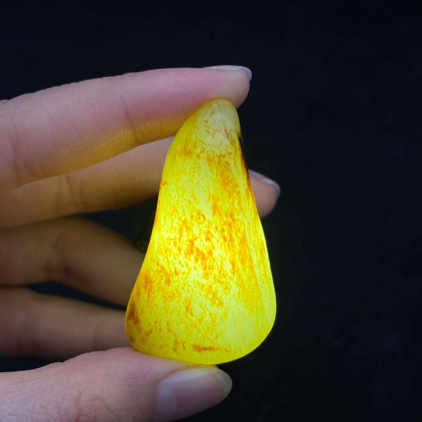 和田玉洒红皮籽料原石(26.4g)