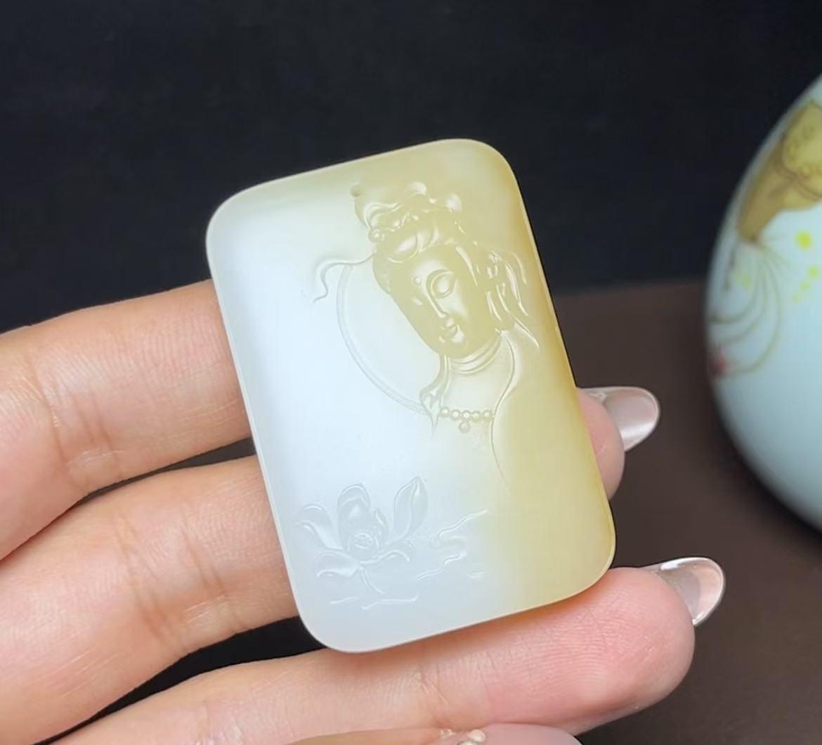 高品质和田玉糖白羊脂玉观音(38.6g)