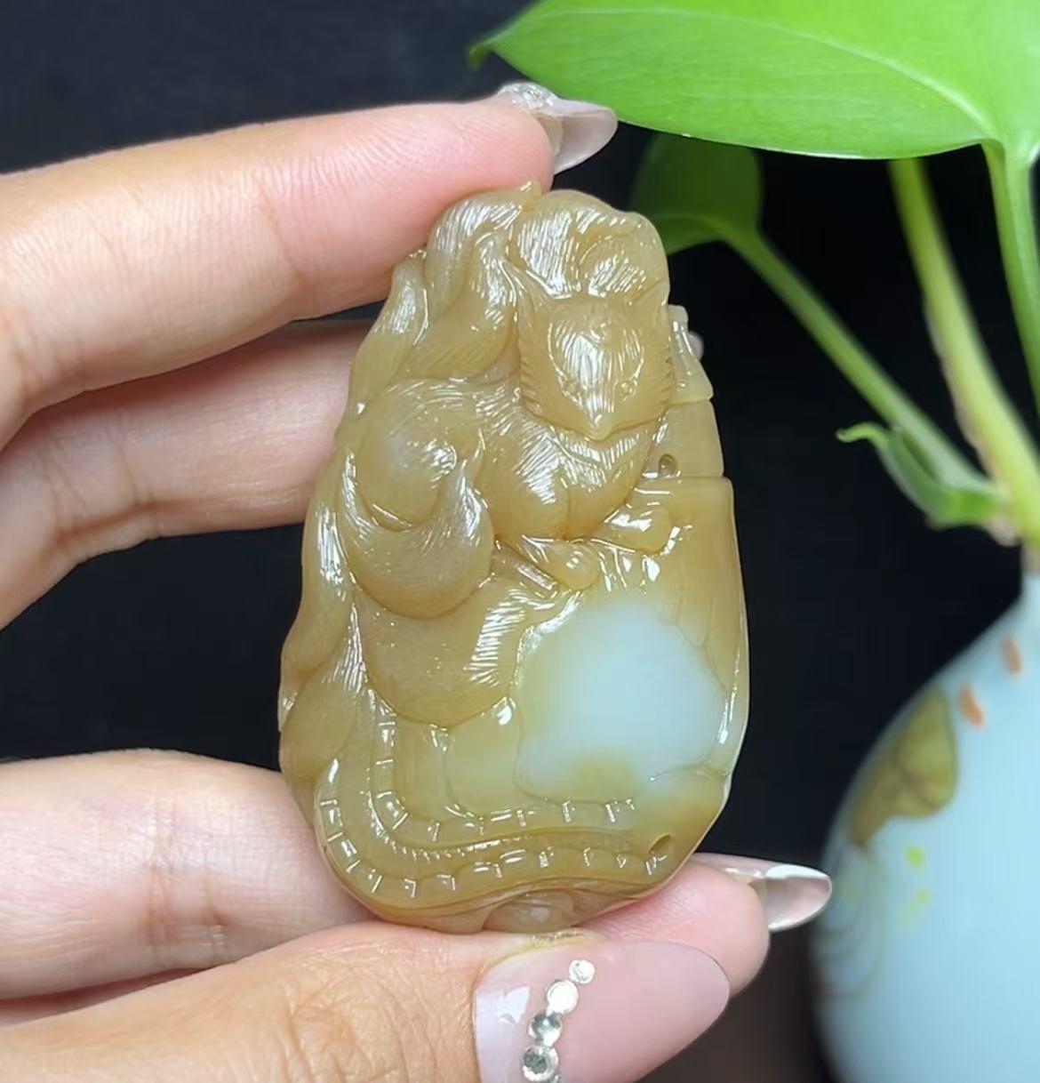 新疆和田玉且末糖狐狸挂件(45.2g)