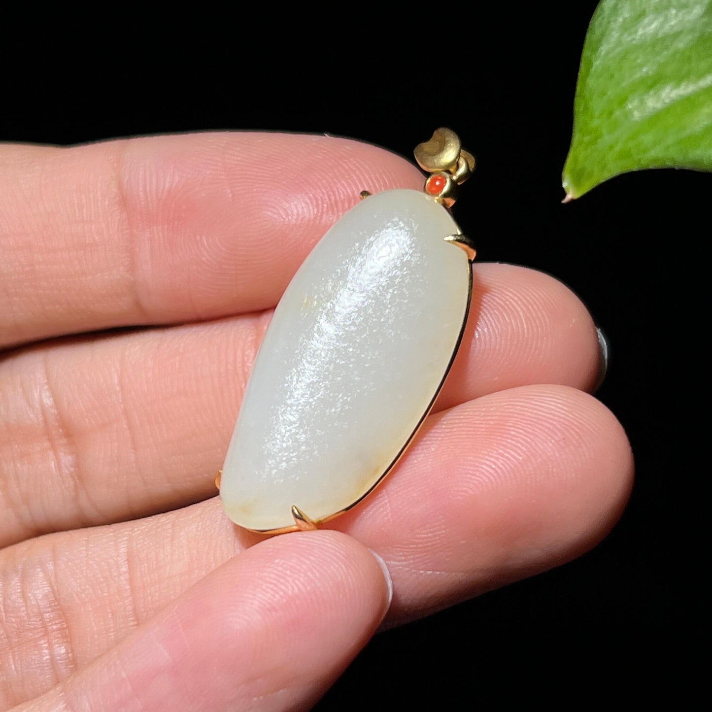 和田玉籽料淡淡的洒金皮羊脂白玉原石18k金镶挂件(6.8g)