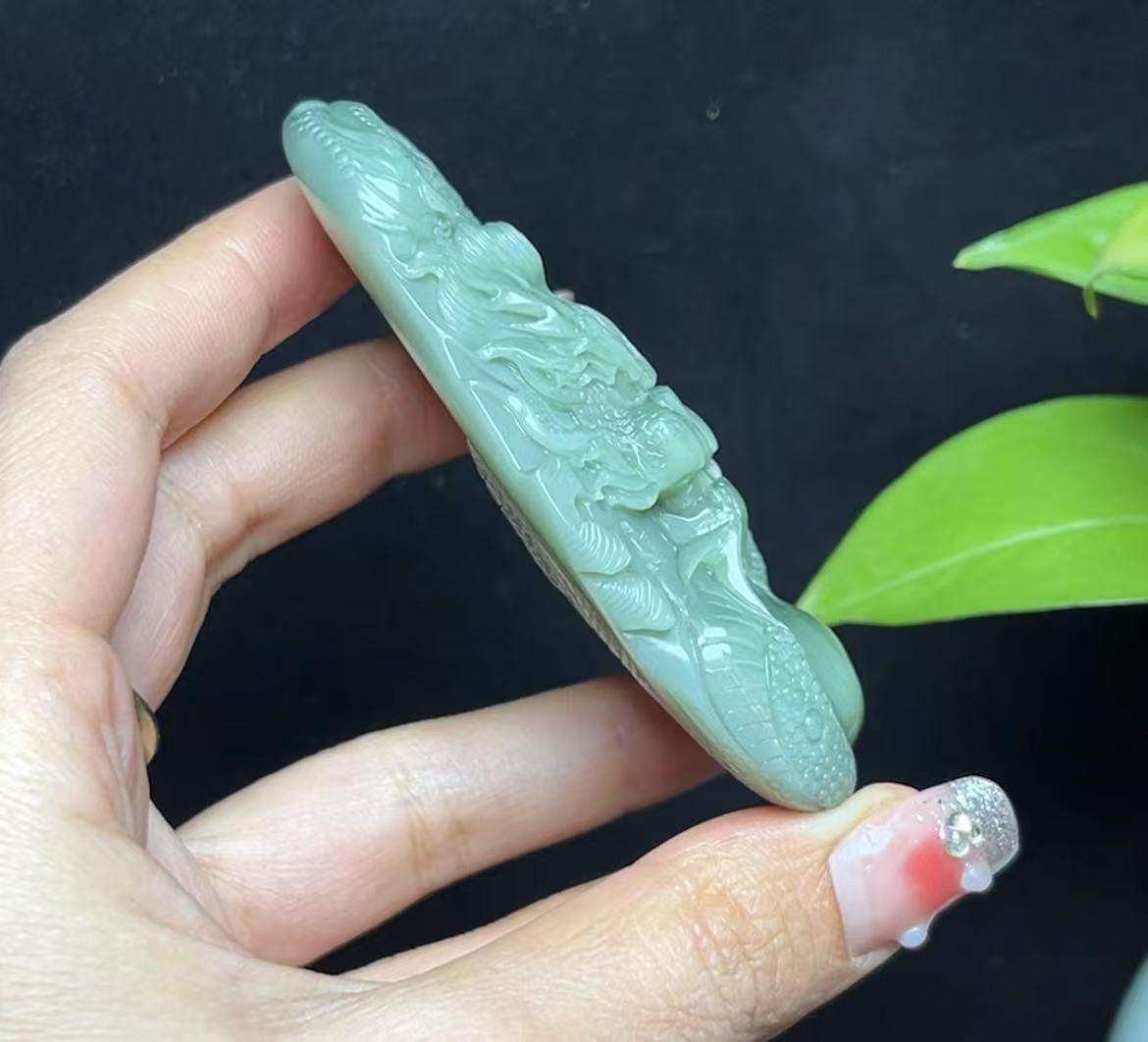 和田玉鸭蛋青手把件龙牌(96.7g)