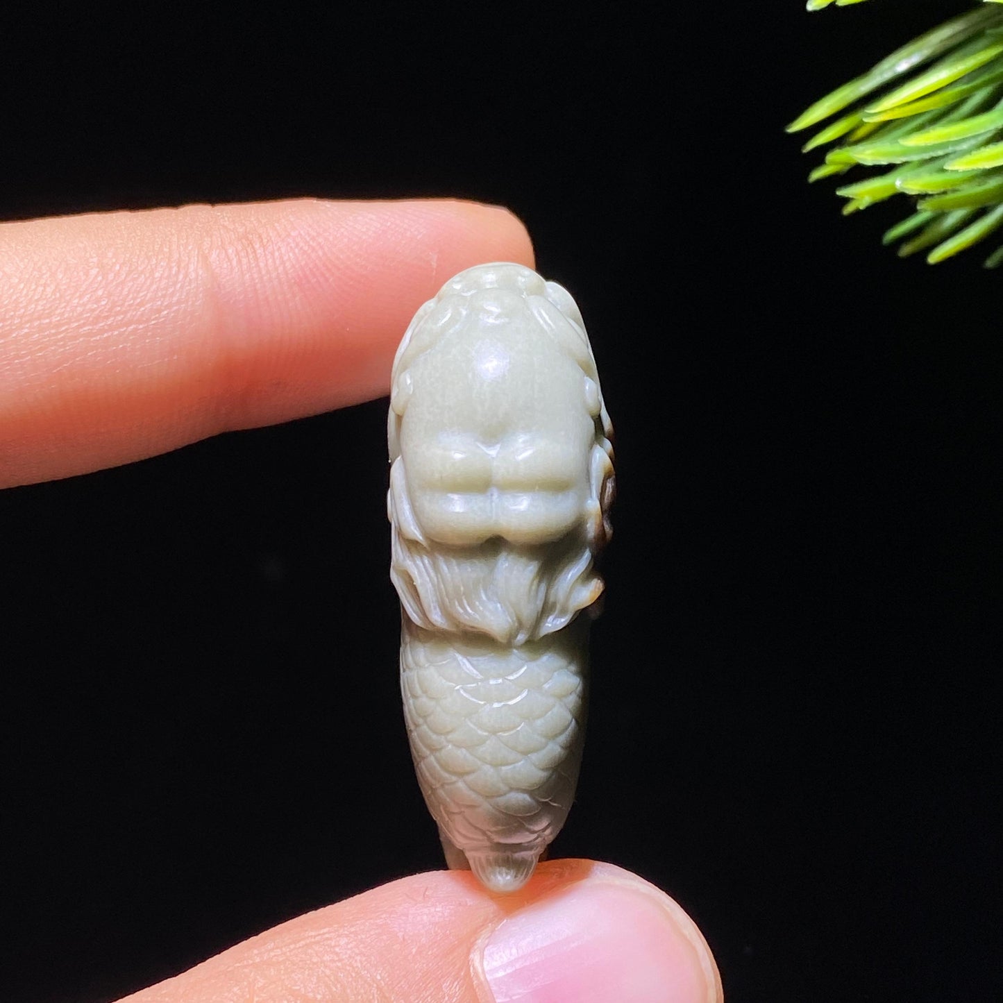 和田玉籽料沙枣青带糖麒麟(16.3g)