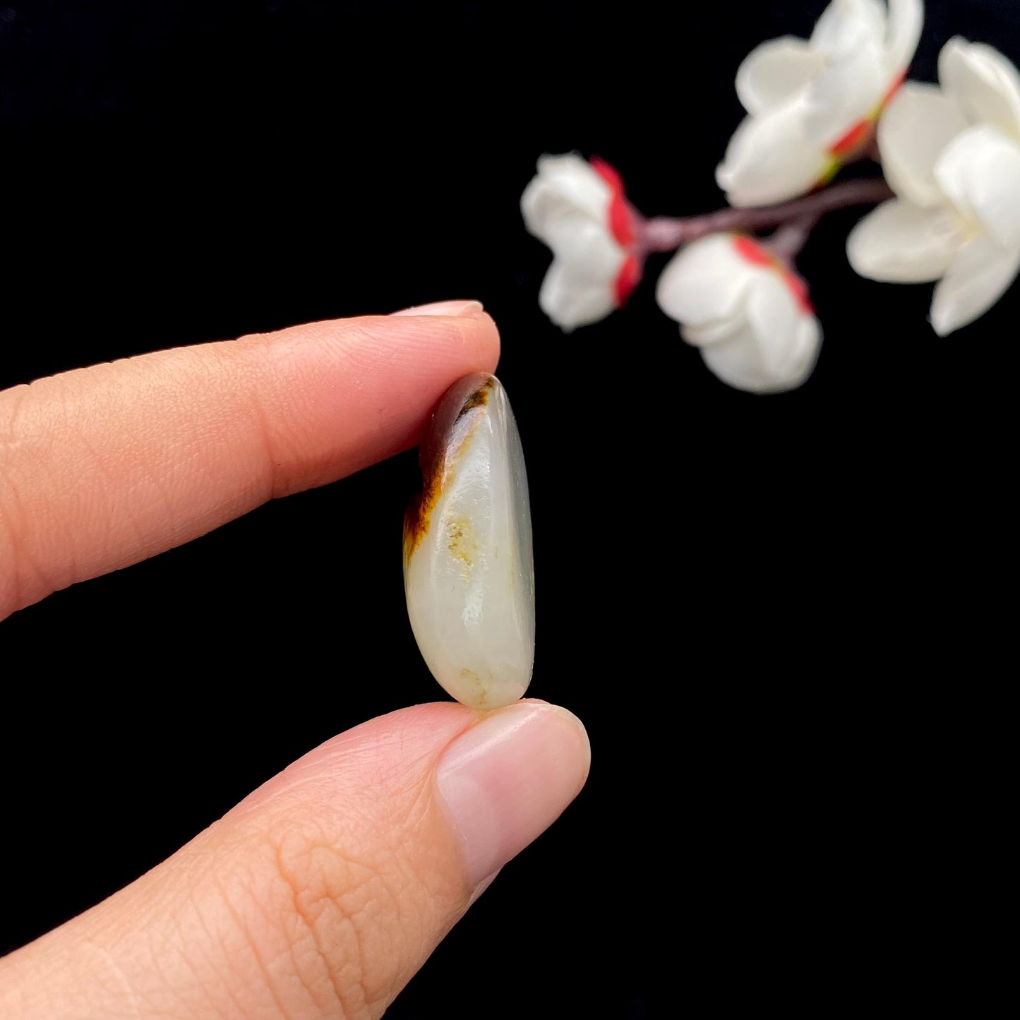 和田玉聚黑皮籽料原石(8.1g)