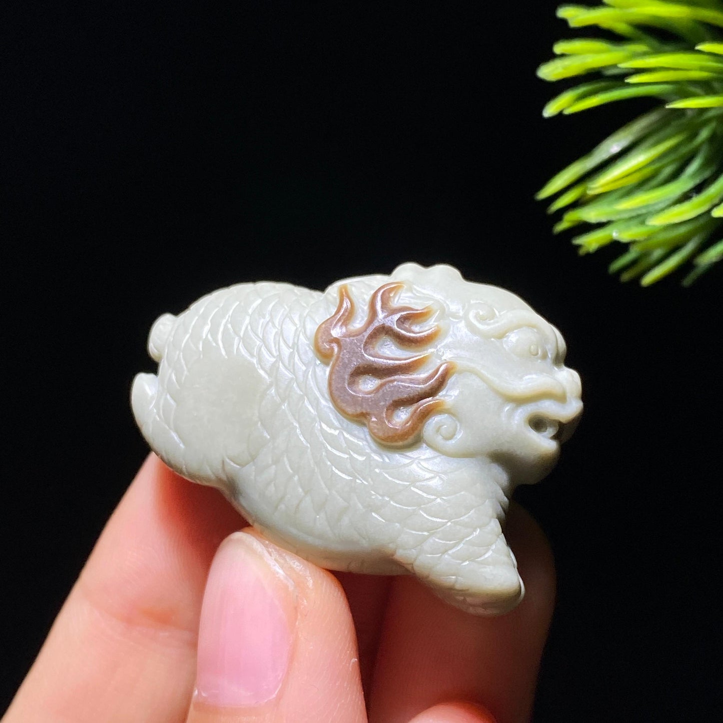 和田玉籽料沙枣青带糖麒麟(16.3g)