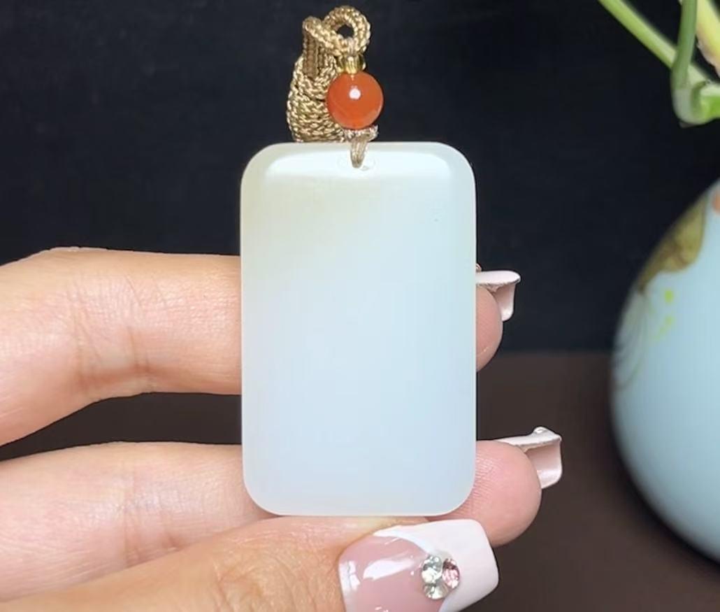 新疆和田玉且末糖羊脂玉平安无事牌(25.7g)