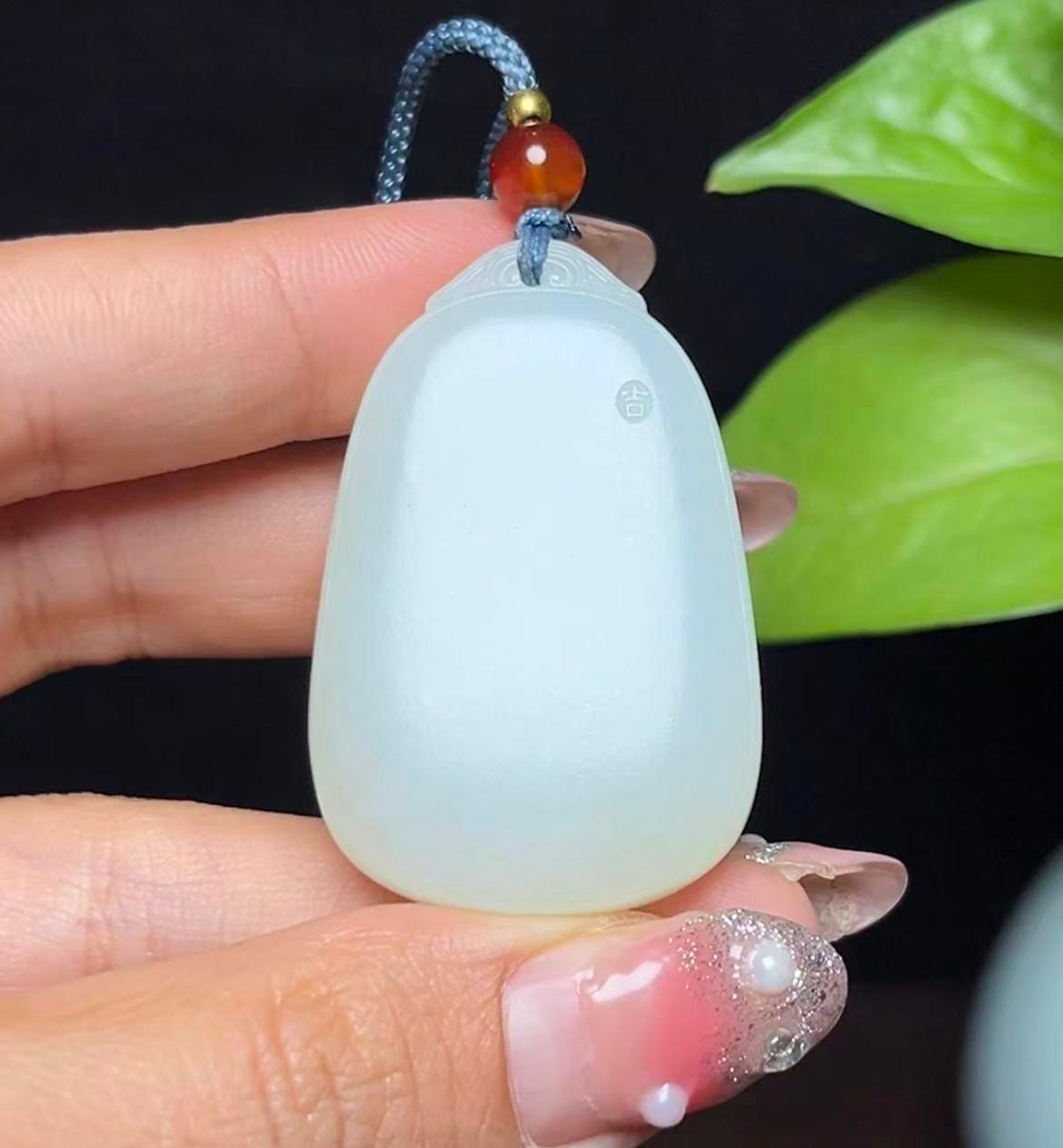 新疆和田玉且末料羊脂玉平安无事牌(31.5g)