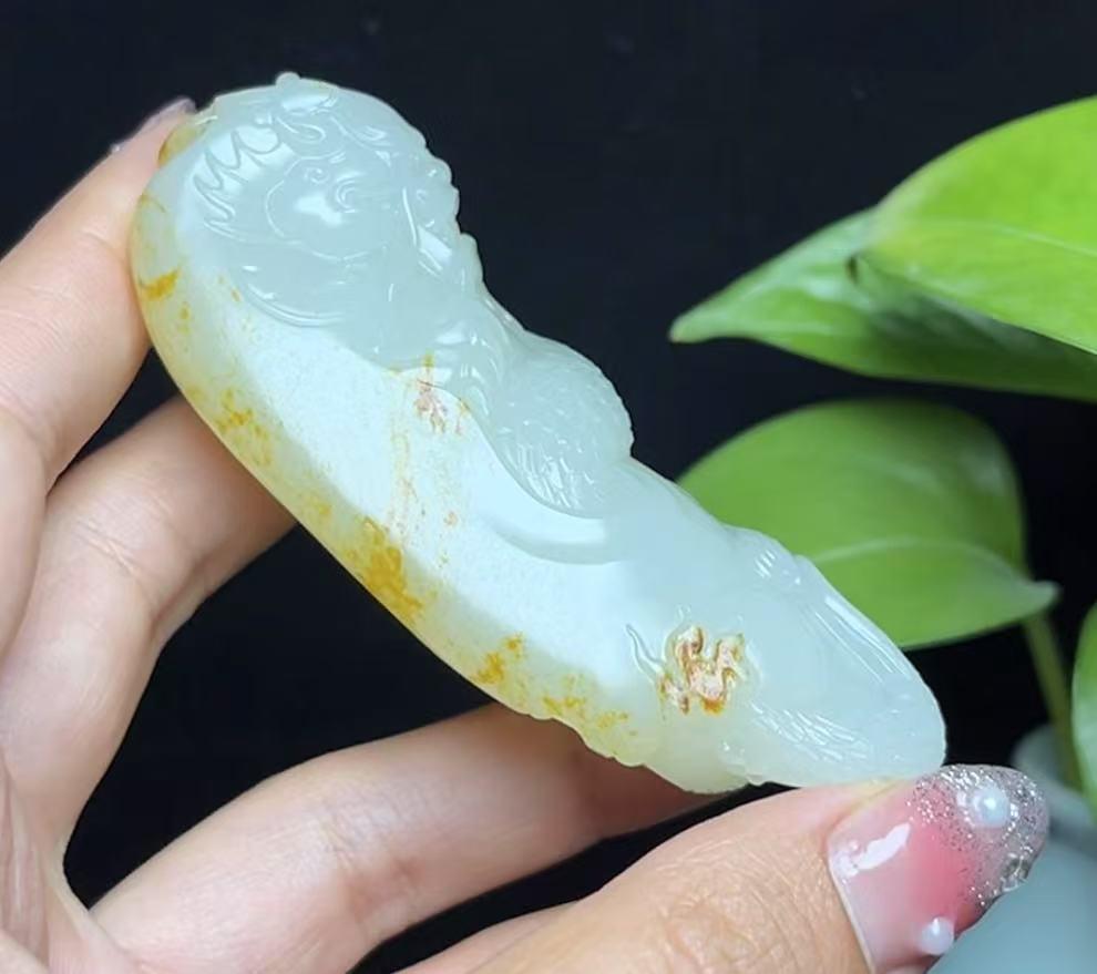 新疆和田玉籽料龙挂件(98.1g)