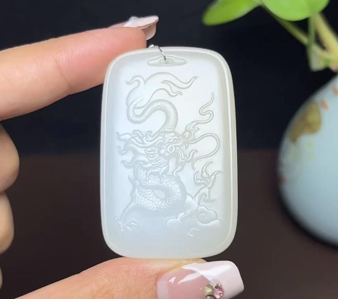 新疆和田玉且末料羊脂玉龙牌(32.2g)