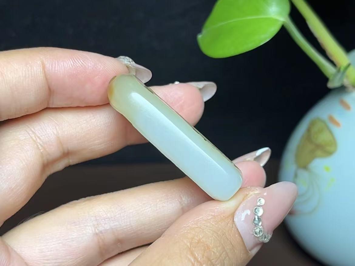 精品新疆和田玉且末糖羊脂玉平安无事牌(20.7g)