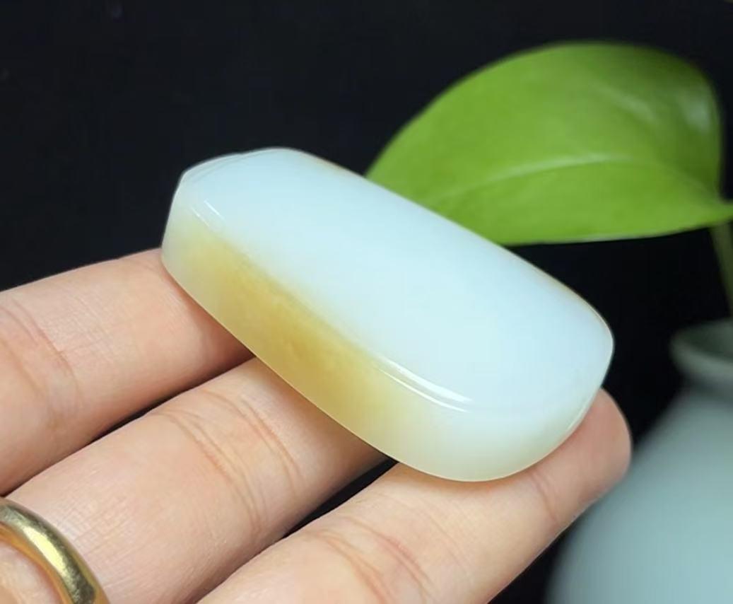 新疆和田玉且末料羊脂玉平安无事牌(37.2g)