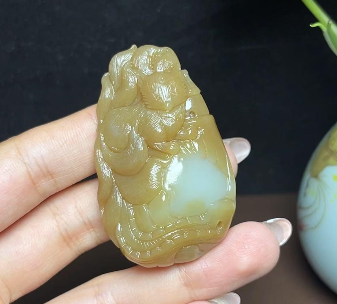 新疆和田玉且末糖狐狸挂件(45.2g)