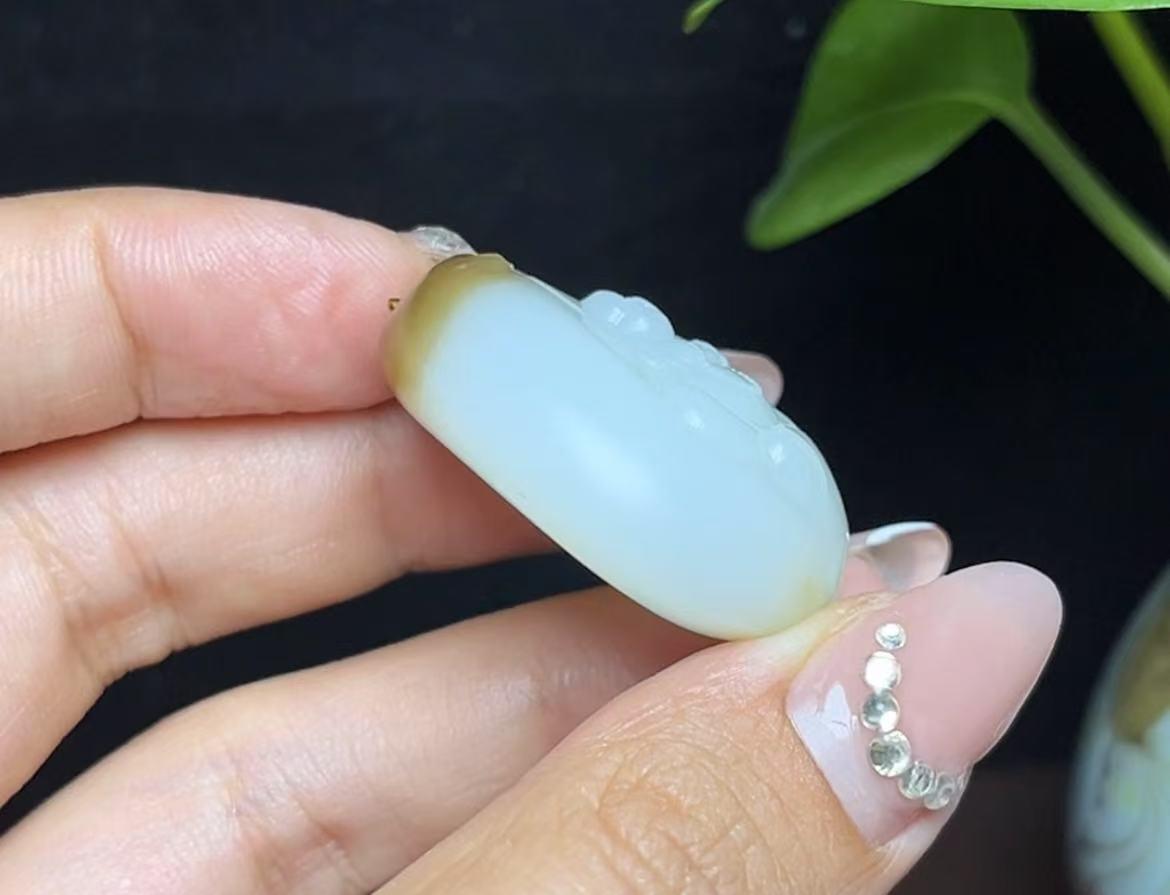 新疆和田玉且末糖白羊脂玉佛公(24.6g)