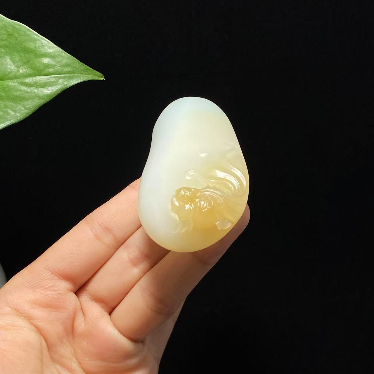 高品质新疆且末糖白玉连年有余手把件(114.8g)