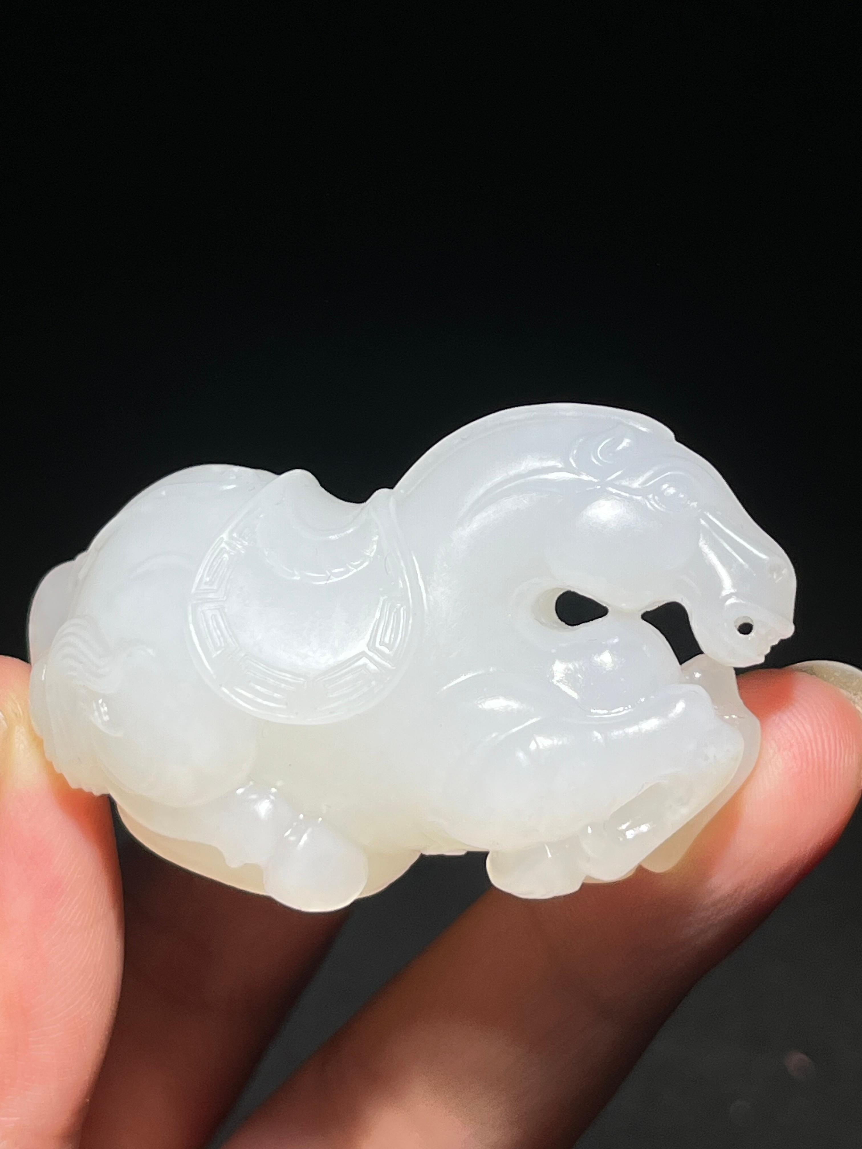 和田玉籽料白玉马（41.6g） – 厚德载玉
