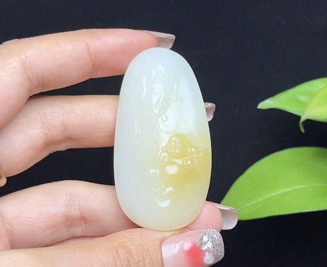 新疆和田玉且末糖羊脂玉观音佛吉祥如意(27.6g)
