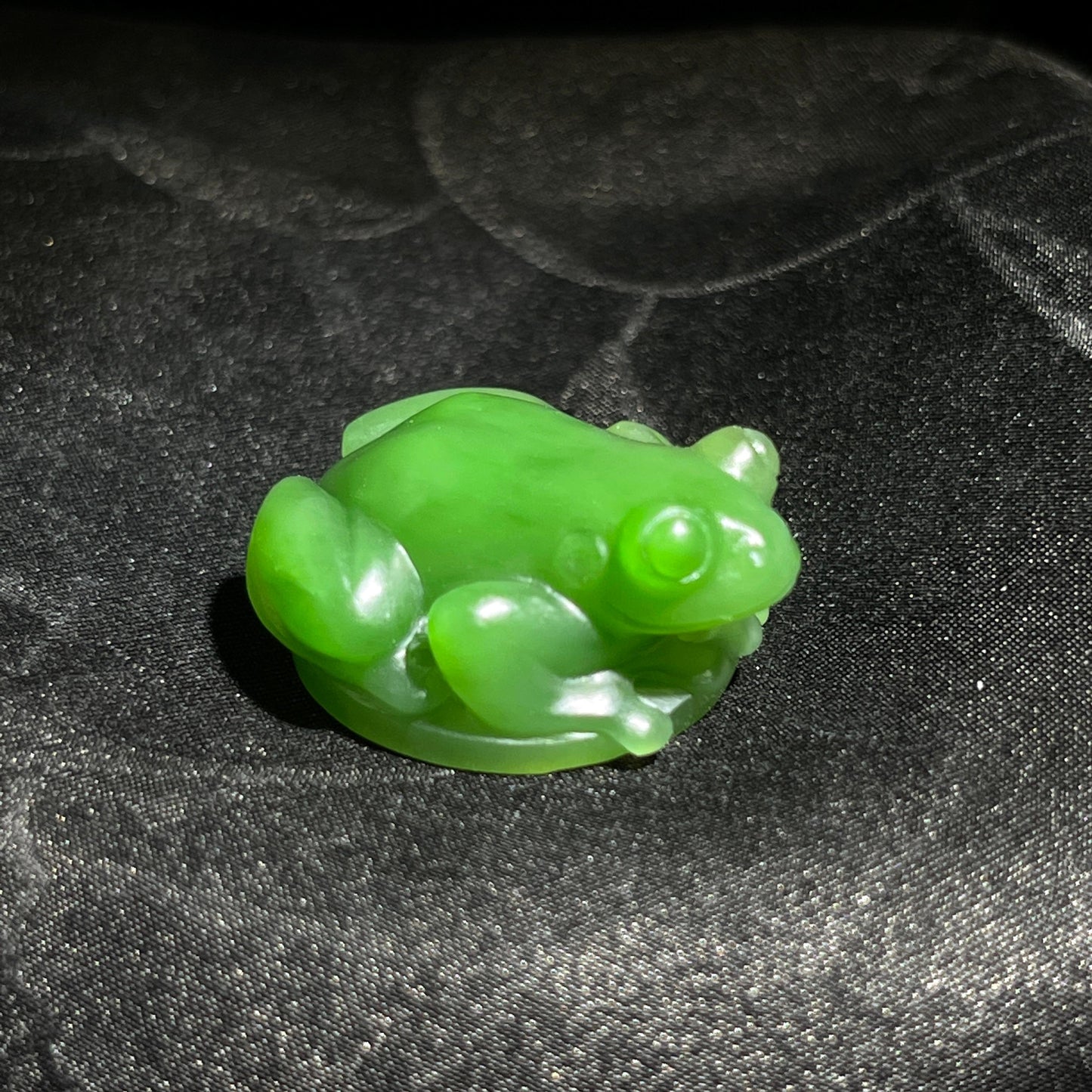和田玉碧玉阳绿呱呱来财(9.3g)