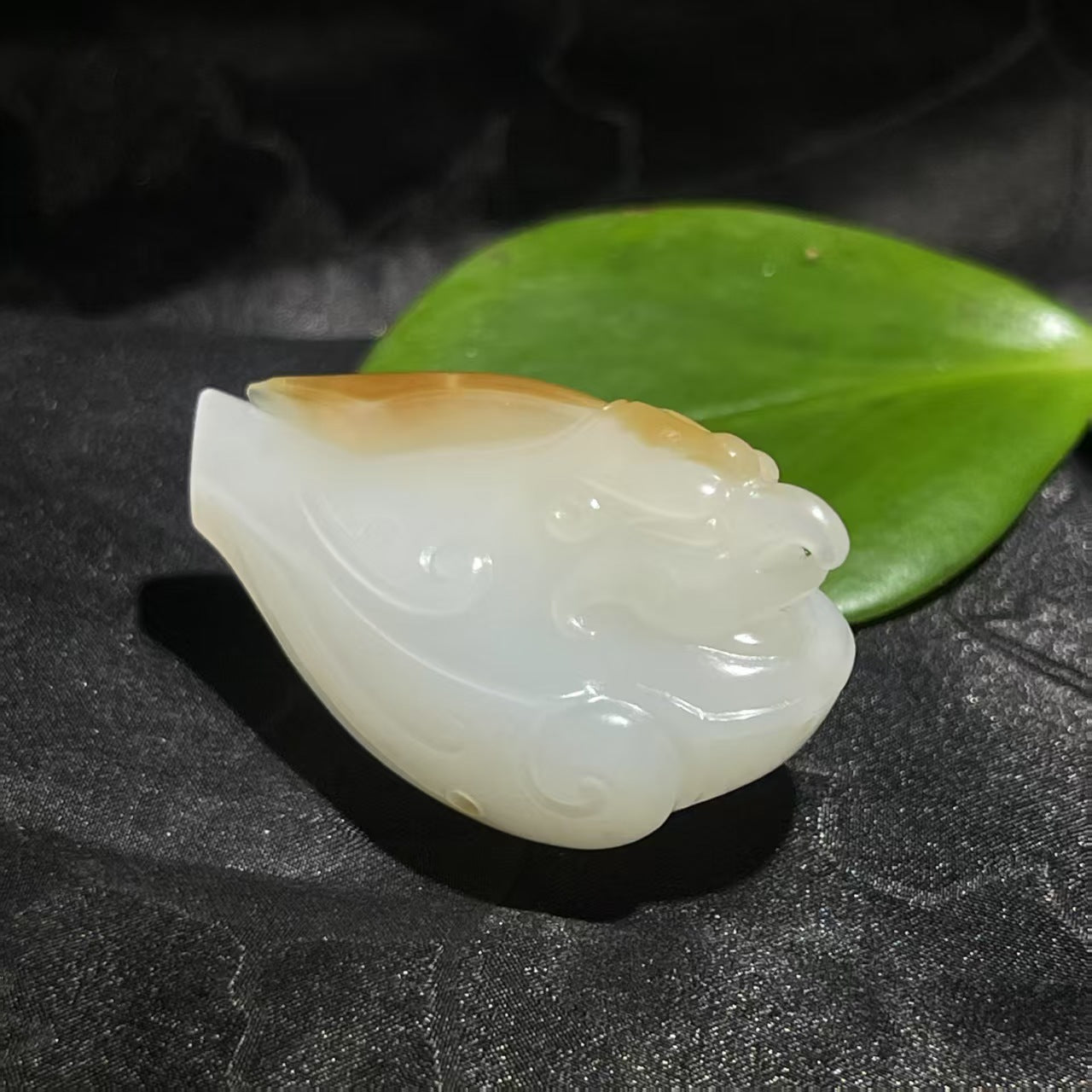 和田玉糖羊脂白玉鹰吊坠