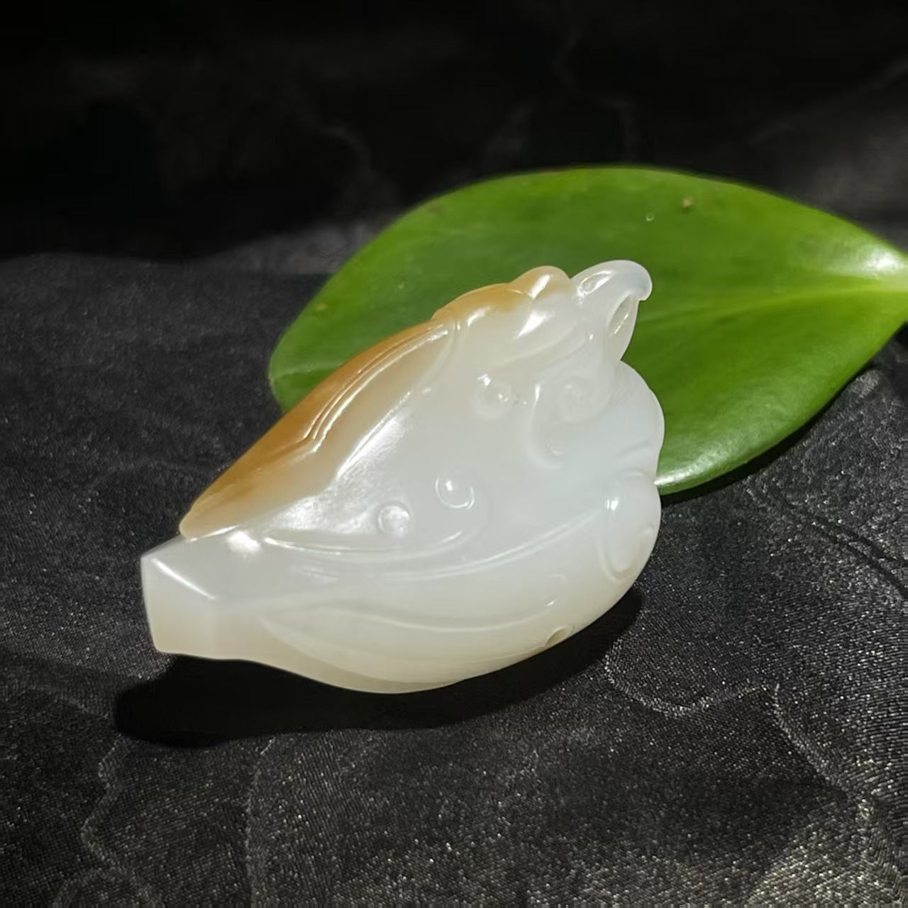 和田玉糖羊脂白玉鹰吊坠