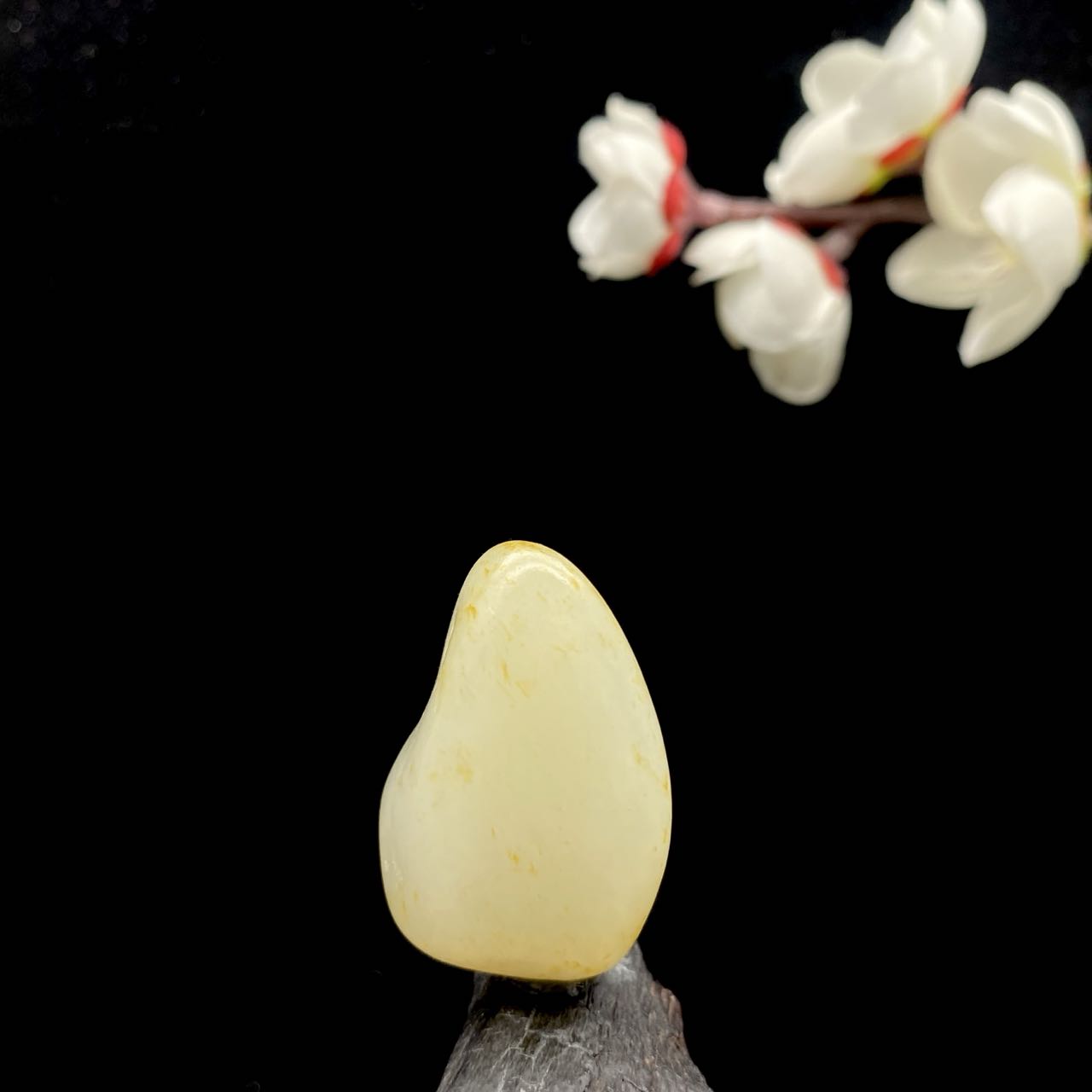 和田玉-满洒金皮白肉籽料挂件