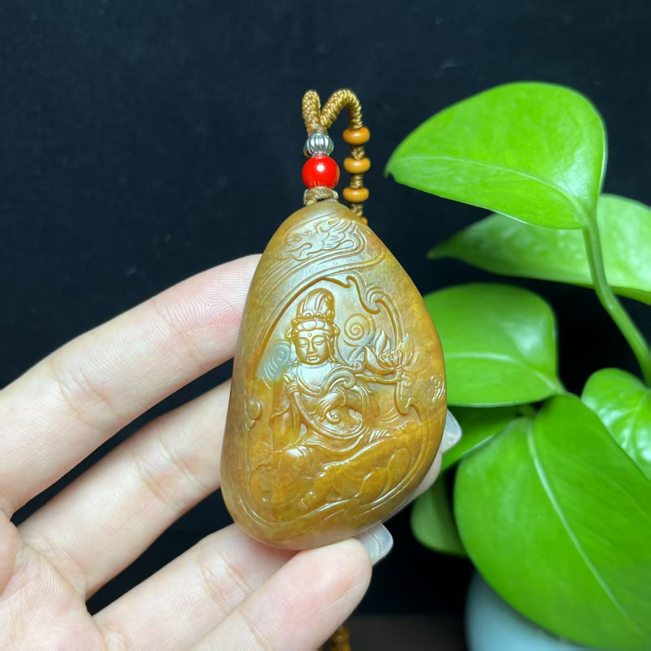 新疆和田玉籽料红沁大势至菩萨