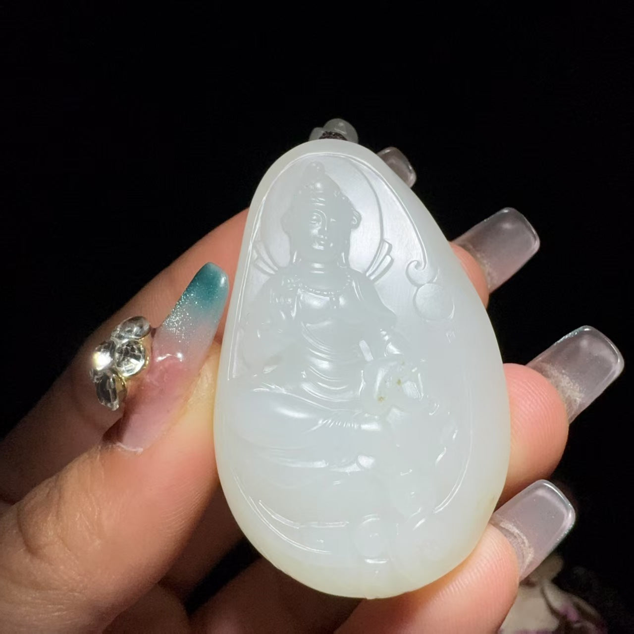 和田玉籽料观音挂件