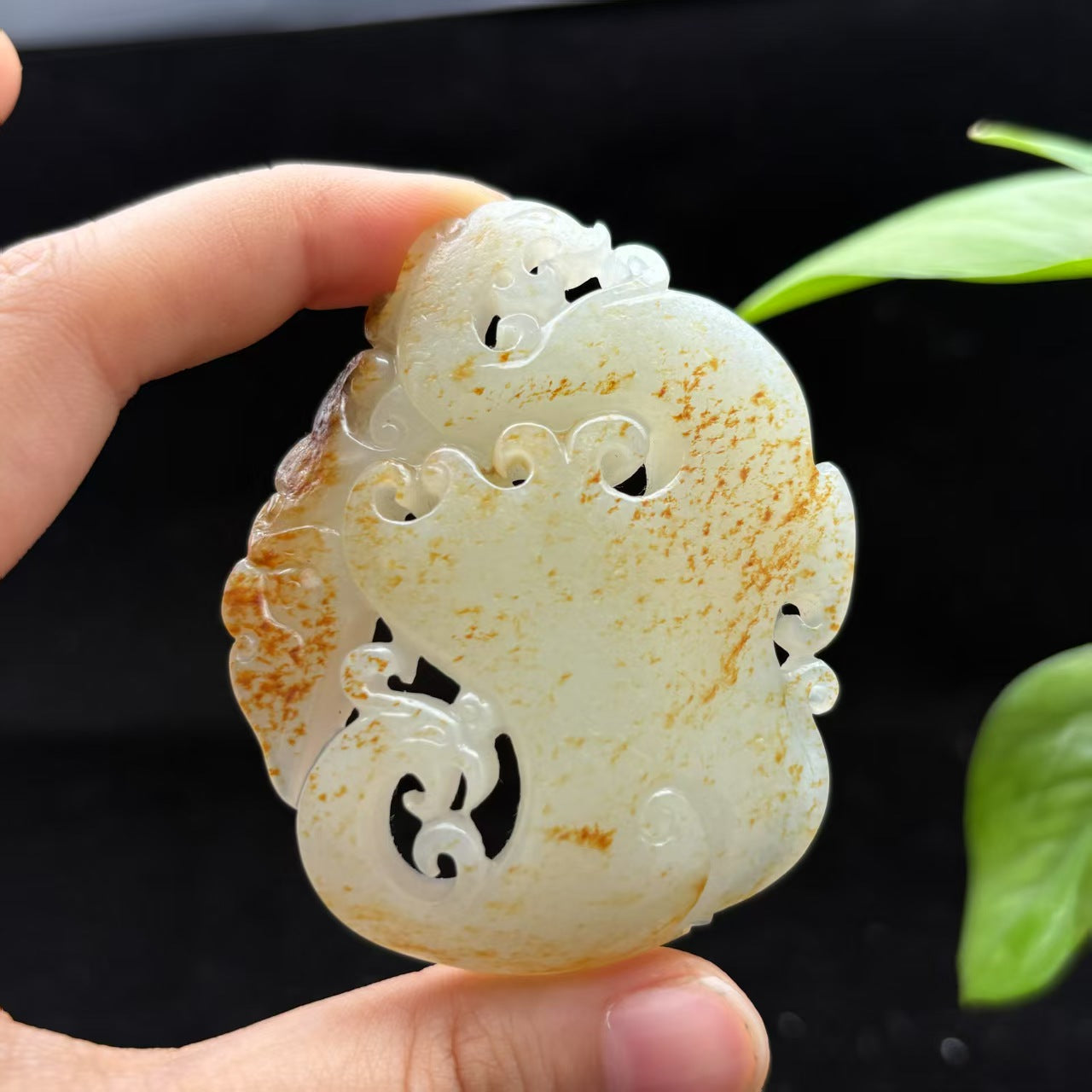 和田玉籽料龙凤鸡心佩