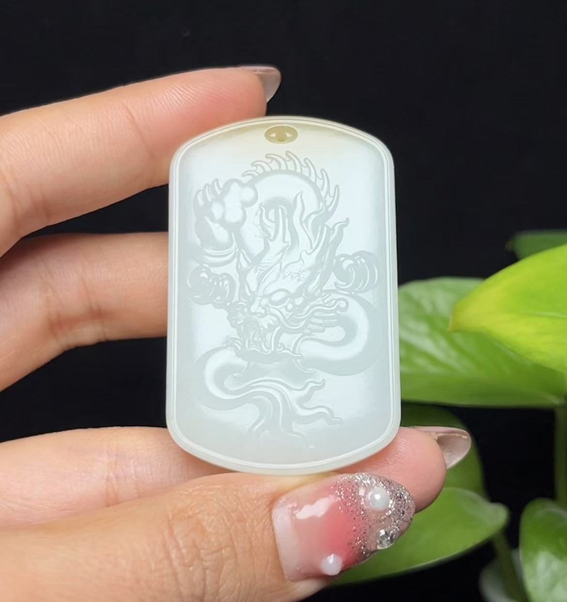 新疆且末料羊脂玉龙牌挂件