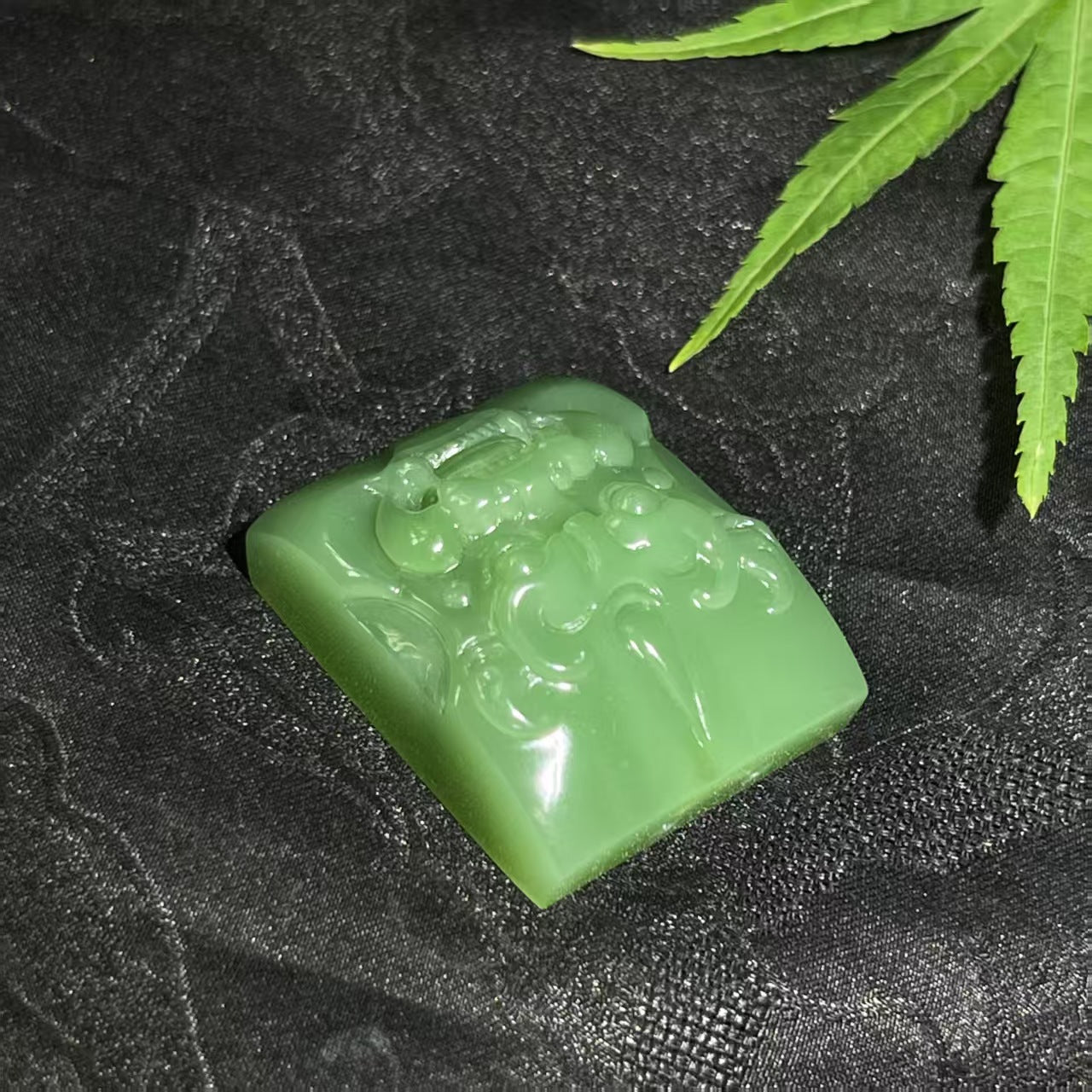 和田玉碧玉粉绿瑞兽挂件