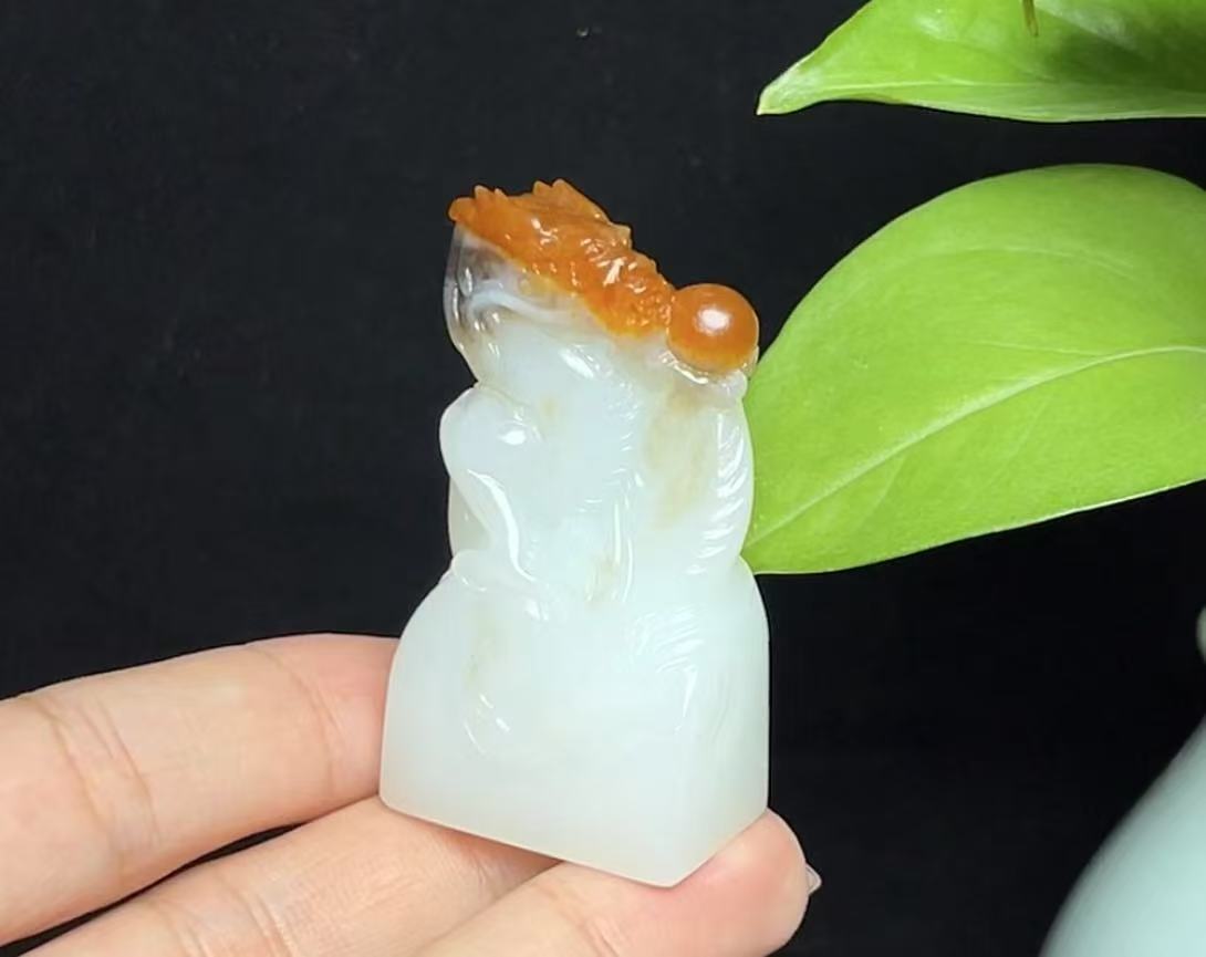 和田玉籽料红皮白肉羊脂玉祥龙护主印章