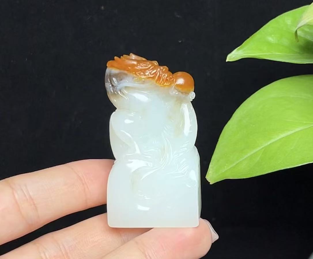 和田玉籽料红皮白肉羊脂玉祥龙护主印章