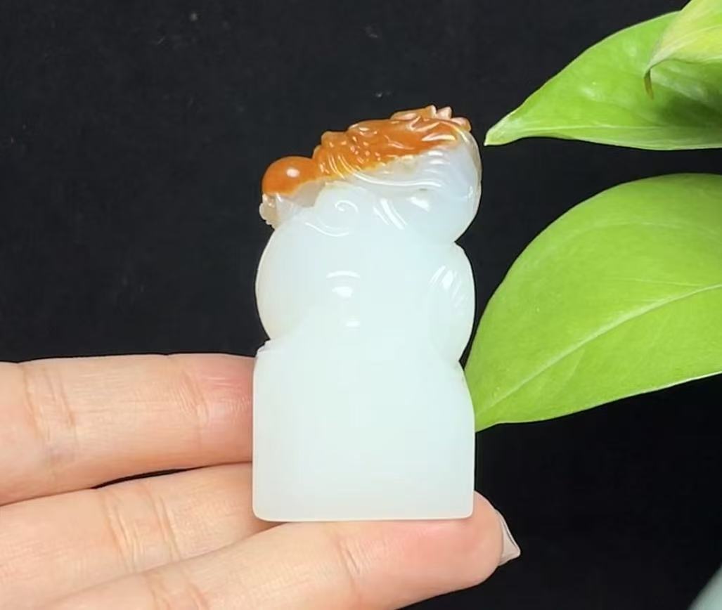 和田玉籽料红皮白肉羊脂玉祥龙护主印章