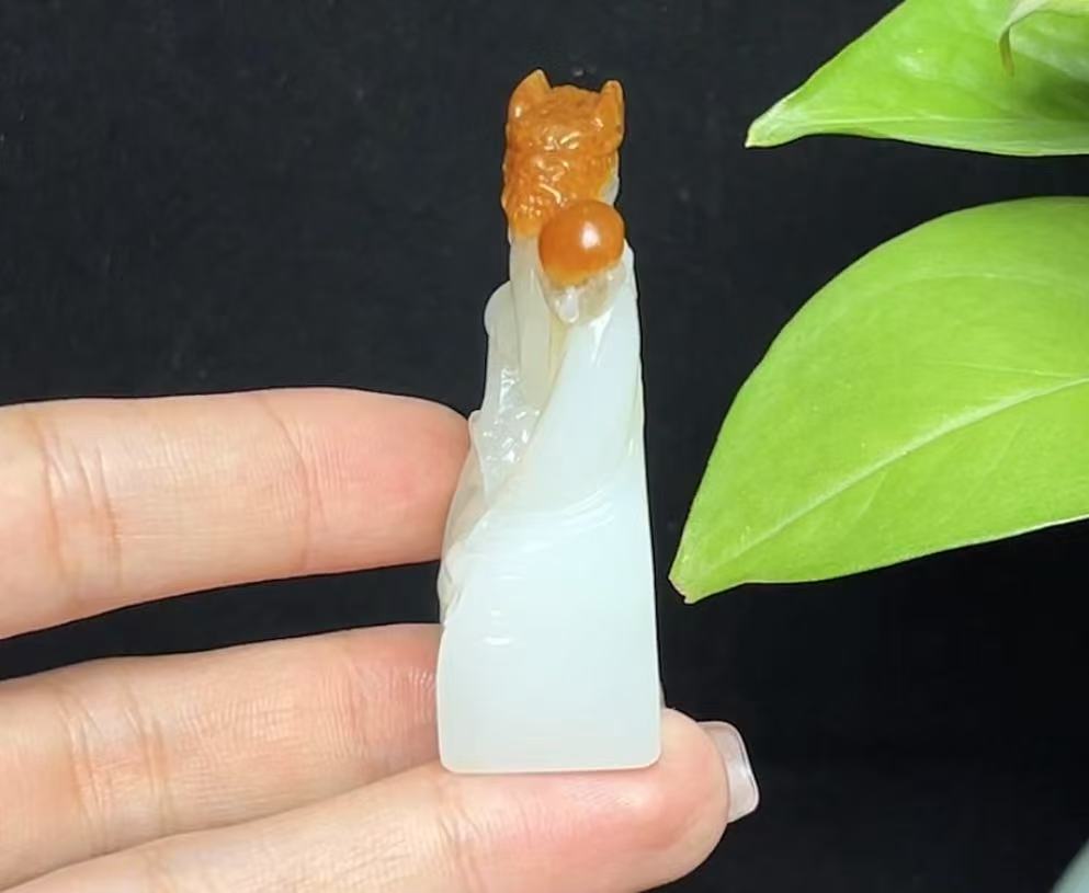 和田玉籽料红皮白肉羊脂玉祥龙护主印章