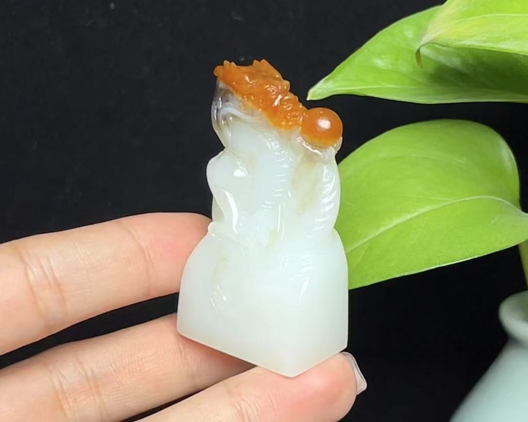 和田玉籽料红皮白肉羊脂玉祥龙护主印章
