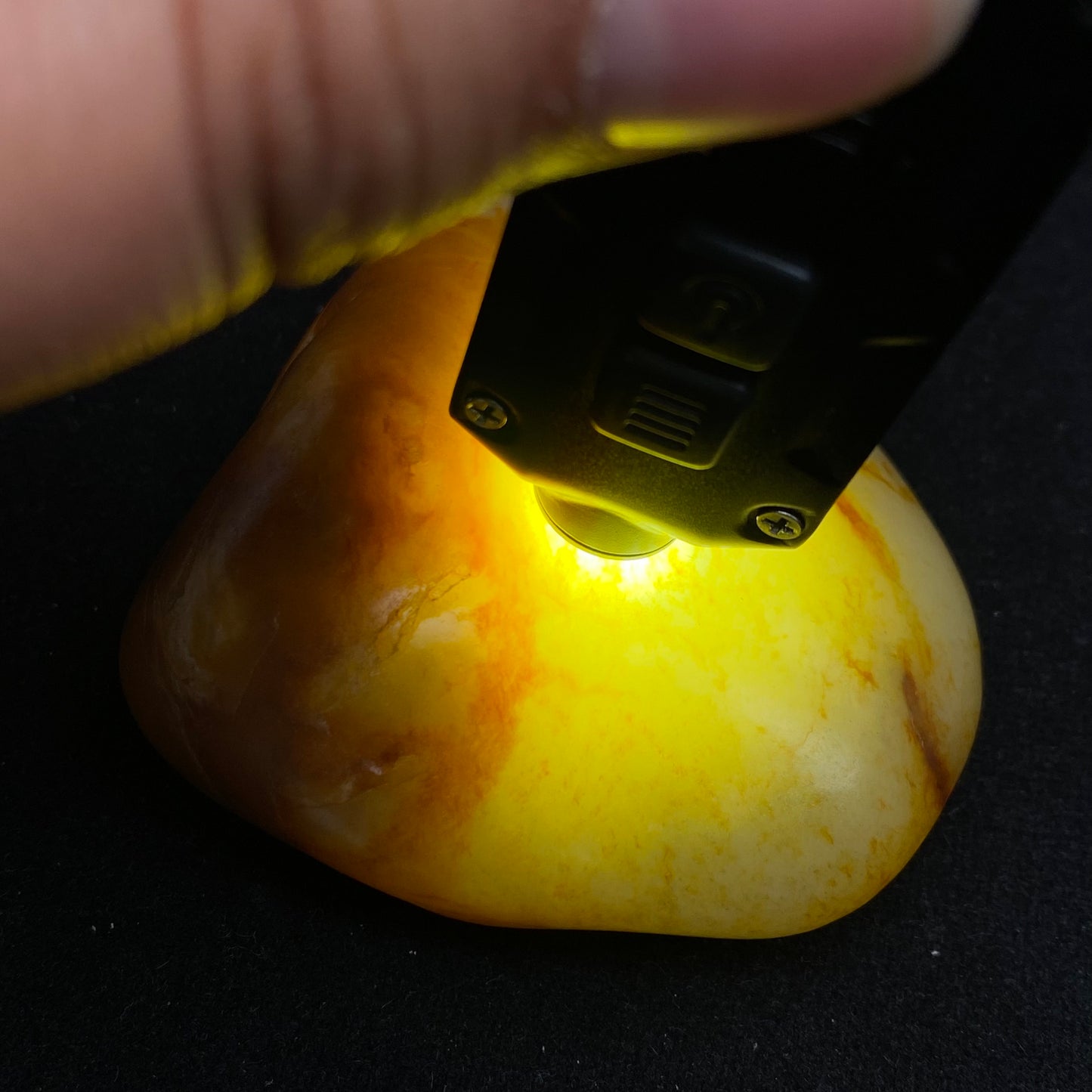 和田玉-聚黄皮带洒金皮青花底籽料手把件