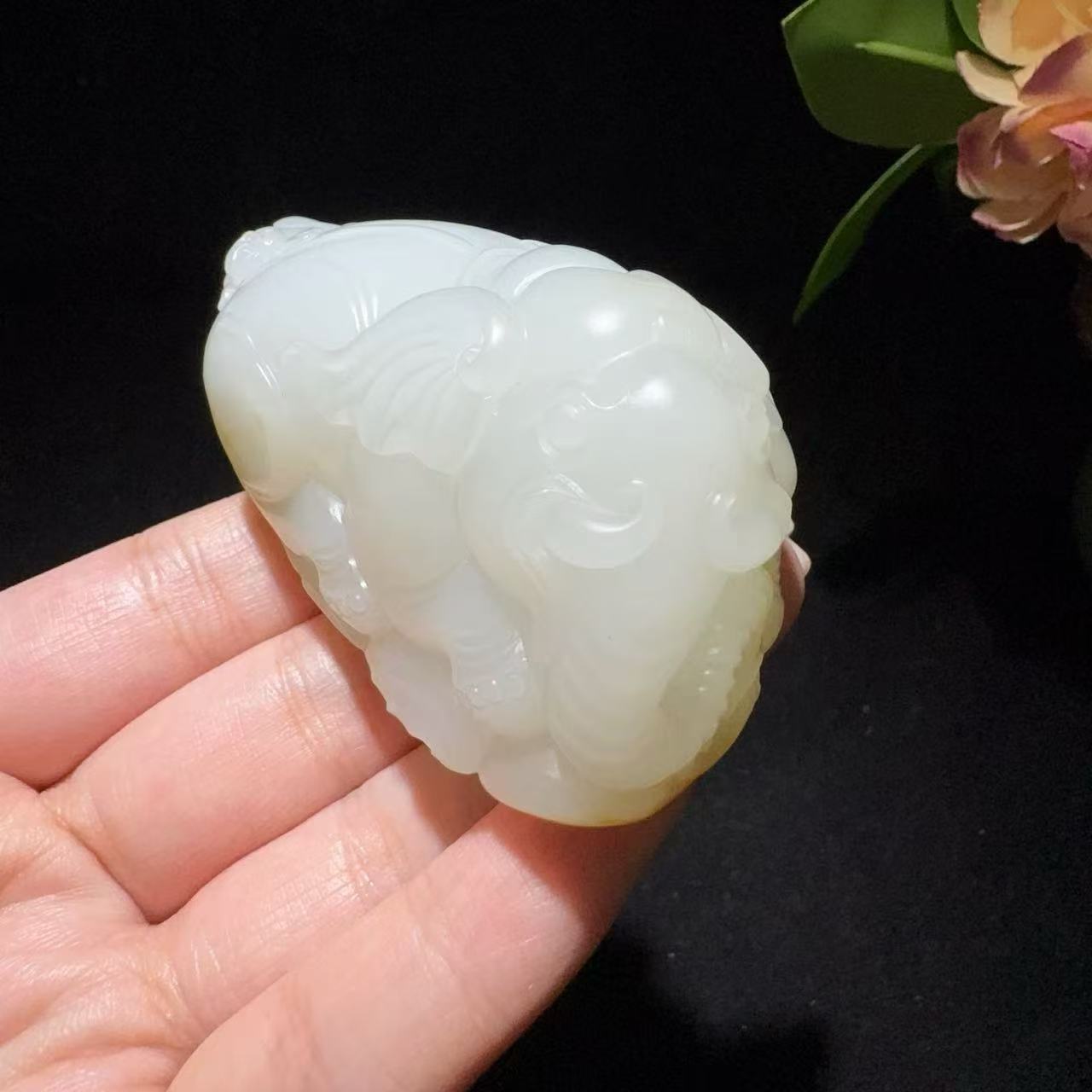 和田玉籽料糖白手把件太平有象