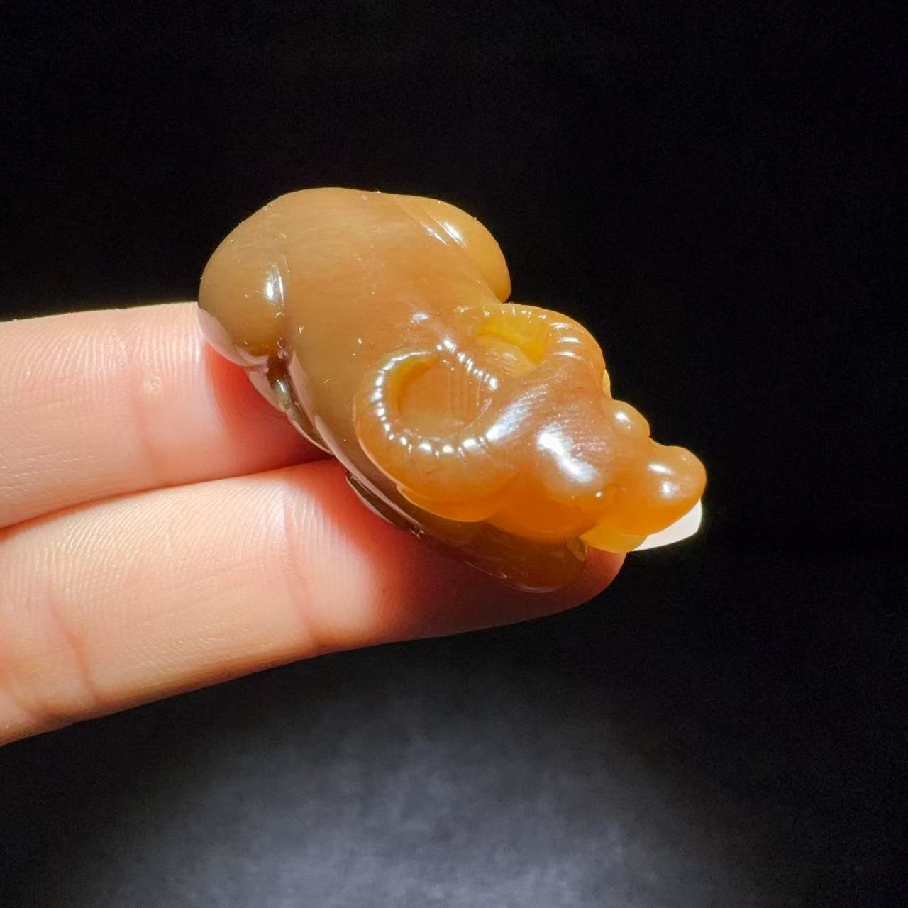和田玉糖白挂件牛
