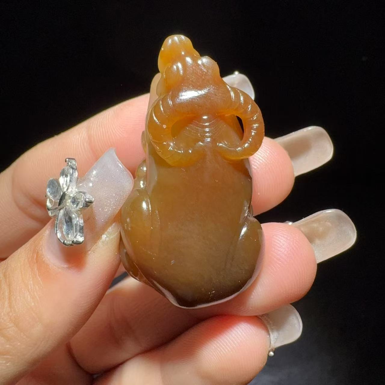 和田玉糖白挂件牛