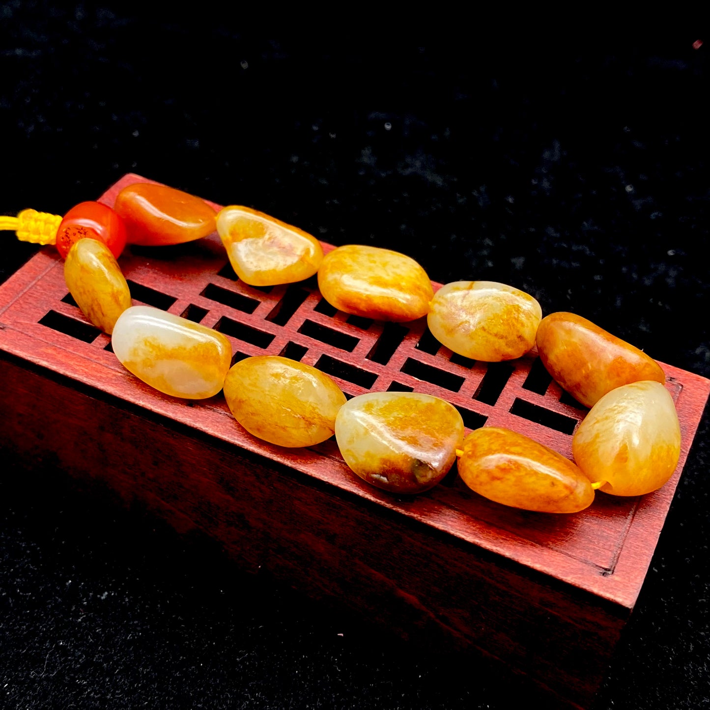 和田玉-黄沁皮漏白肉【精品手串】