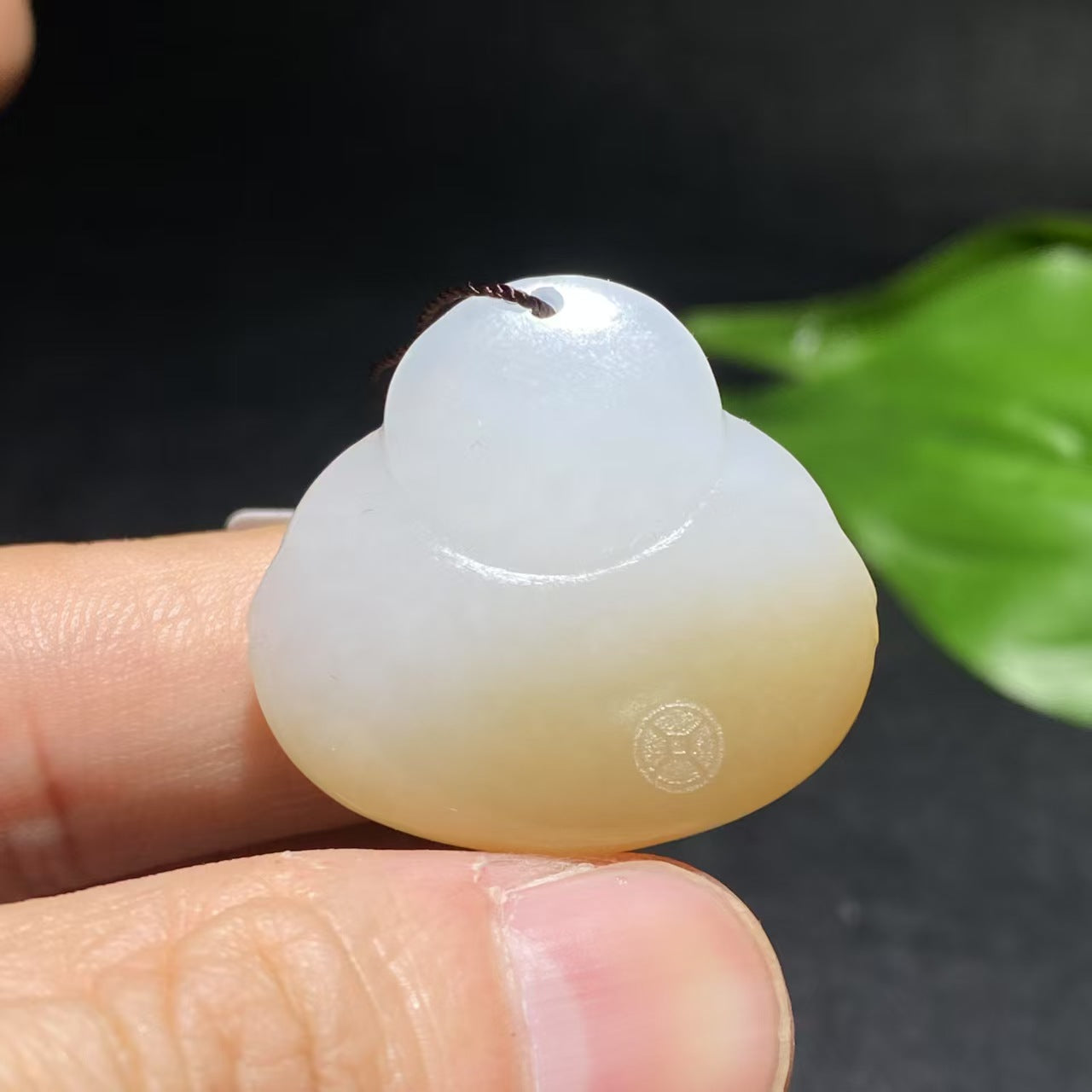 和田玉糖白抱抱佛挂件