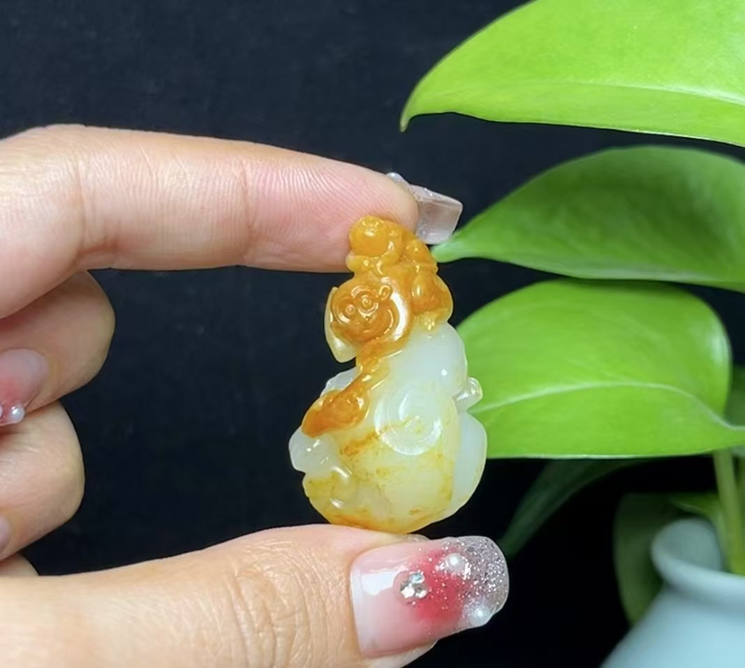 新疆和田玉籽料红皮白肉辈辈封侯挂件
