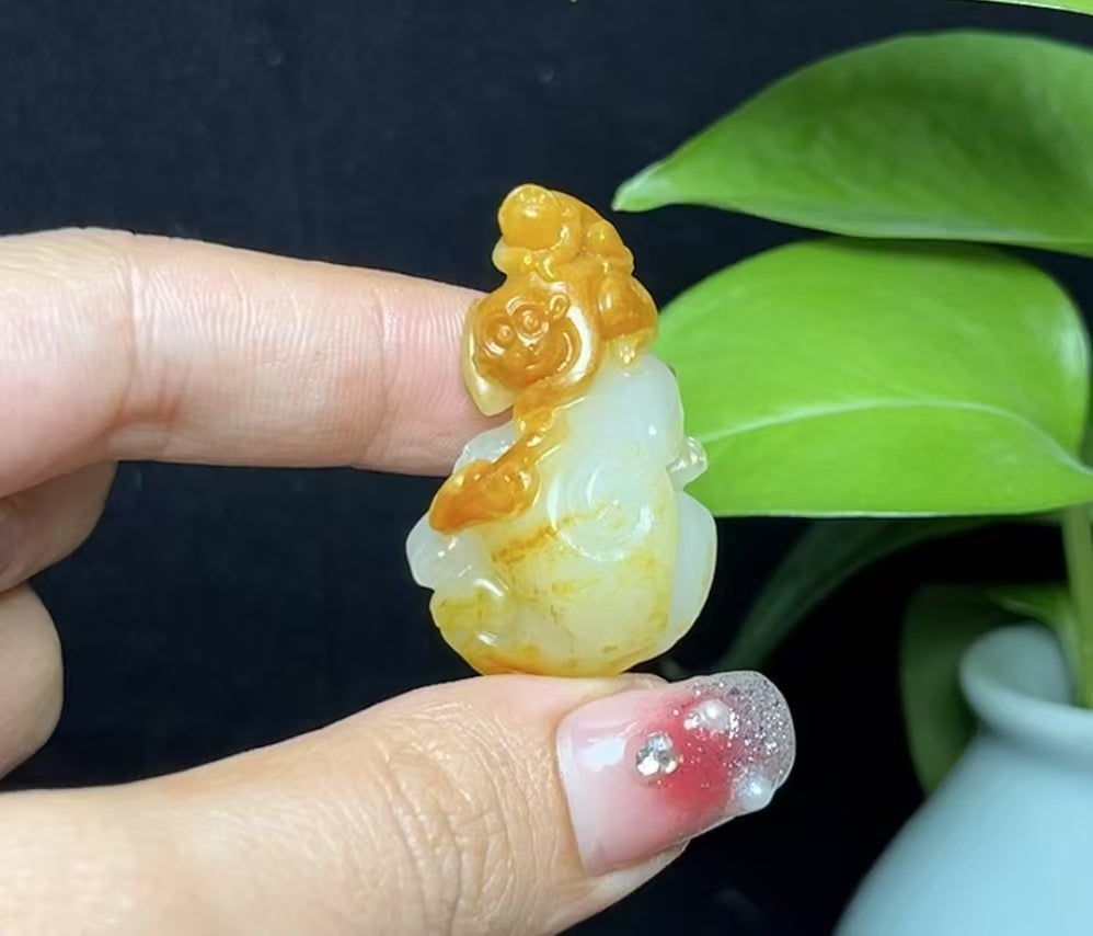 新疆和田玉籽料红皮白肉辈辈封侯挂件